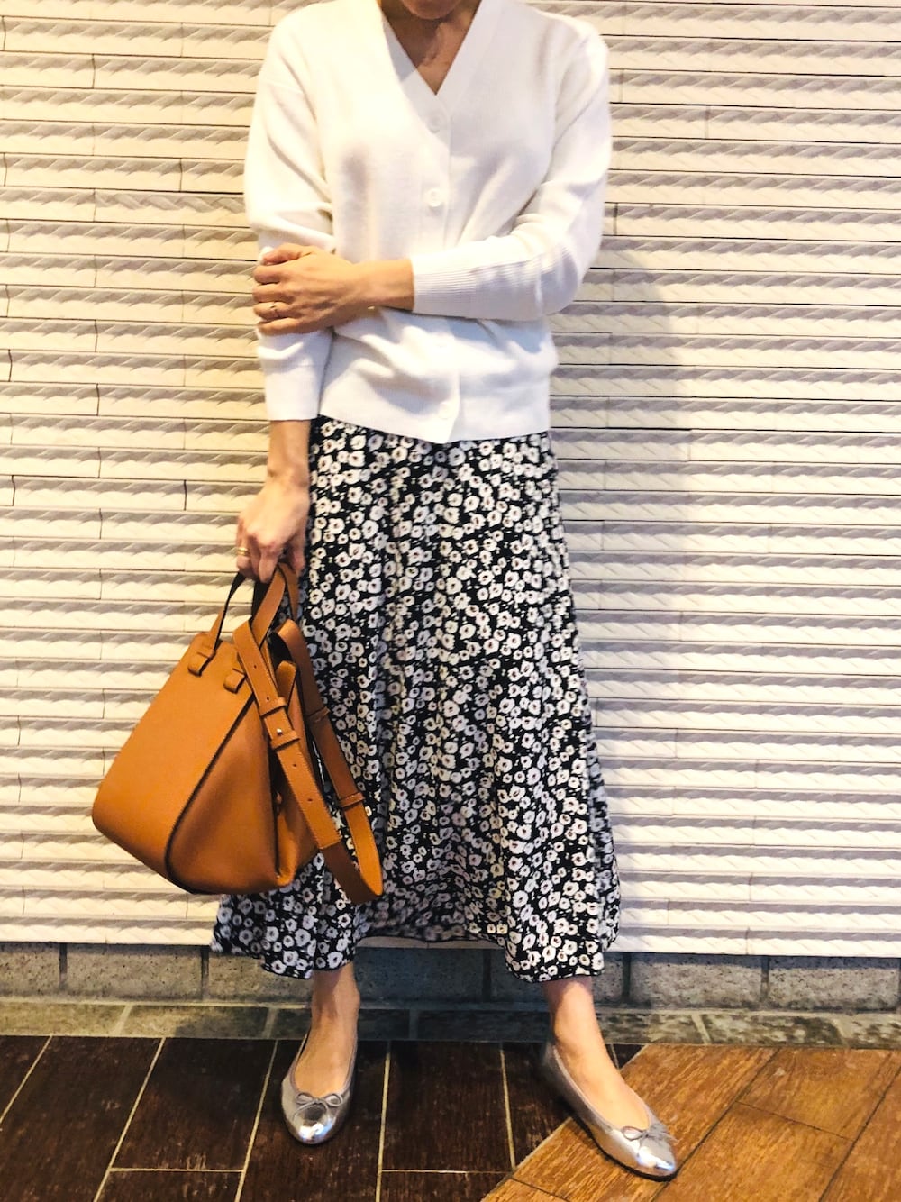 「カーディガン、花柄、UNIQLO、モノトーン、大人カジュアル、ユニクロ、春コーデ、花柄スカート、ママコーデ、レイヤードstyle」｜「UNIQLOのアイテム（カーディガン/ボレロ、ホワイト系）」を使った、YUKAさん（レディース・160cm）の冬コーディネートの1枚目の写真