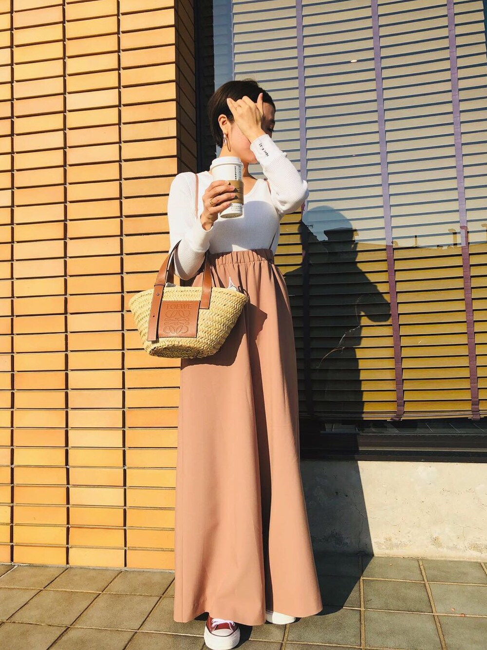 「カジュアル、シンプル、ワントーンコーデ、ベージュ、サロペット、大人カジュアル、ワイドパンツ、春、ootd、ゆるコーデ」｜「SNIDELのアイテム（Tシャツ/カットソー、ホワイト系）」を使った、YUKAさん（レディース・160cm）の冬コーディネートの1枚目の写真