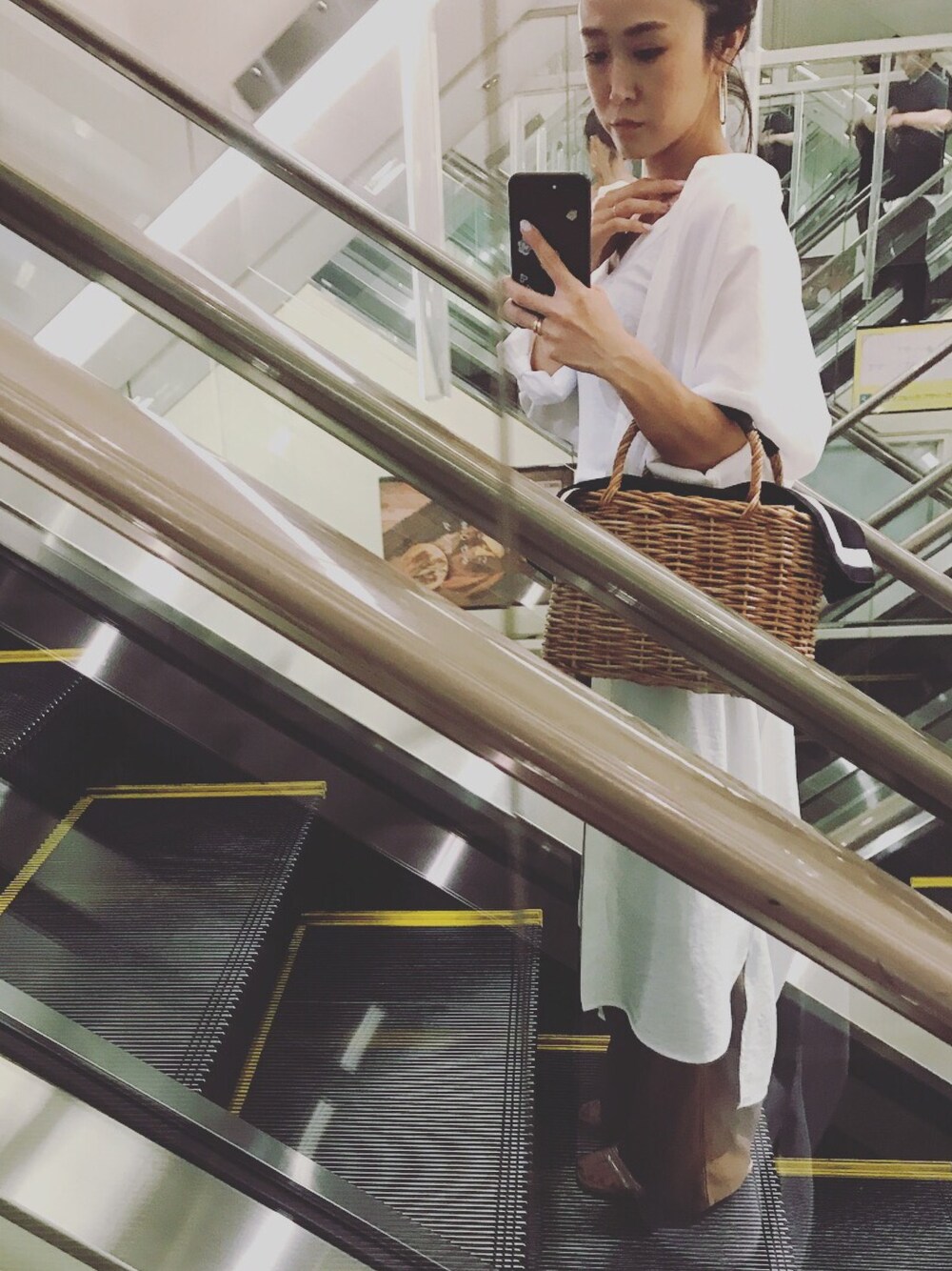 「春コーデ、ロングシャツ、シャツスタイル、ゆるコーデ、ブラウン、大人カジュアル、シンプルコーデ、ワンピース、モノトーン、かごバッグ」｜「CHOCOAのアイテム（マタニティウェア/グッズ、ブラウン系）」を使った、YUKAさん（レディース・160cm）の春コーディネートの1枚目の写真