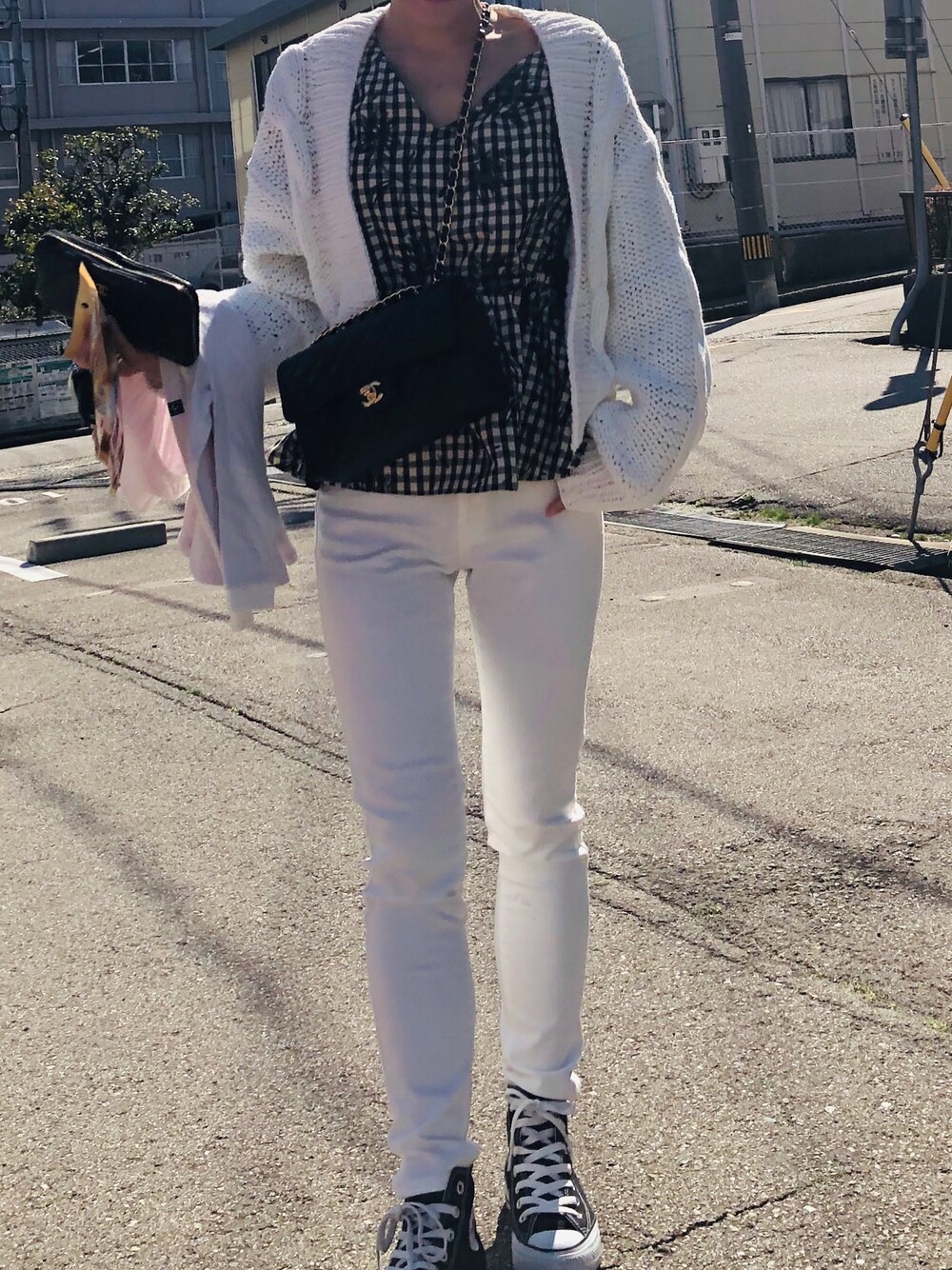 「ケーブルニット、チェック、converse、ゆるコーデ、ホワイト、大人カジュアル、ootd、ショルダーバッグ、ママファッション、ハイカットスニーカー」｜「無印良品のアイテム（パンツ、ホワイト系）」を使った、YUKAさん（レディース・160cm）の春コーディネートの1枚目の写真