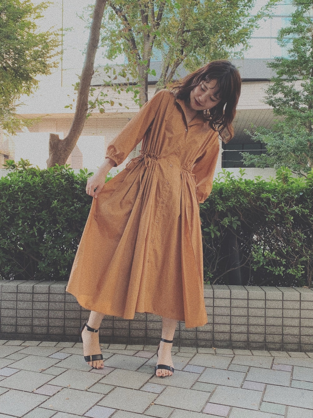 「ベージュコーデ、秋、オトナカジュアル、ブラウンコーデ、大人かわいい、ワンピース、秋のコーデ、低身長コーデ、低身長」｜「Ray BEAMSのRay BEAMS / バンドカラー ギャザー ワンピース（ワンピース、ブラウン系）」を使った、mai さん（レディース・156cm）の秋コーディネートの1枚目の写真