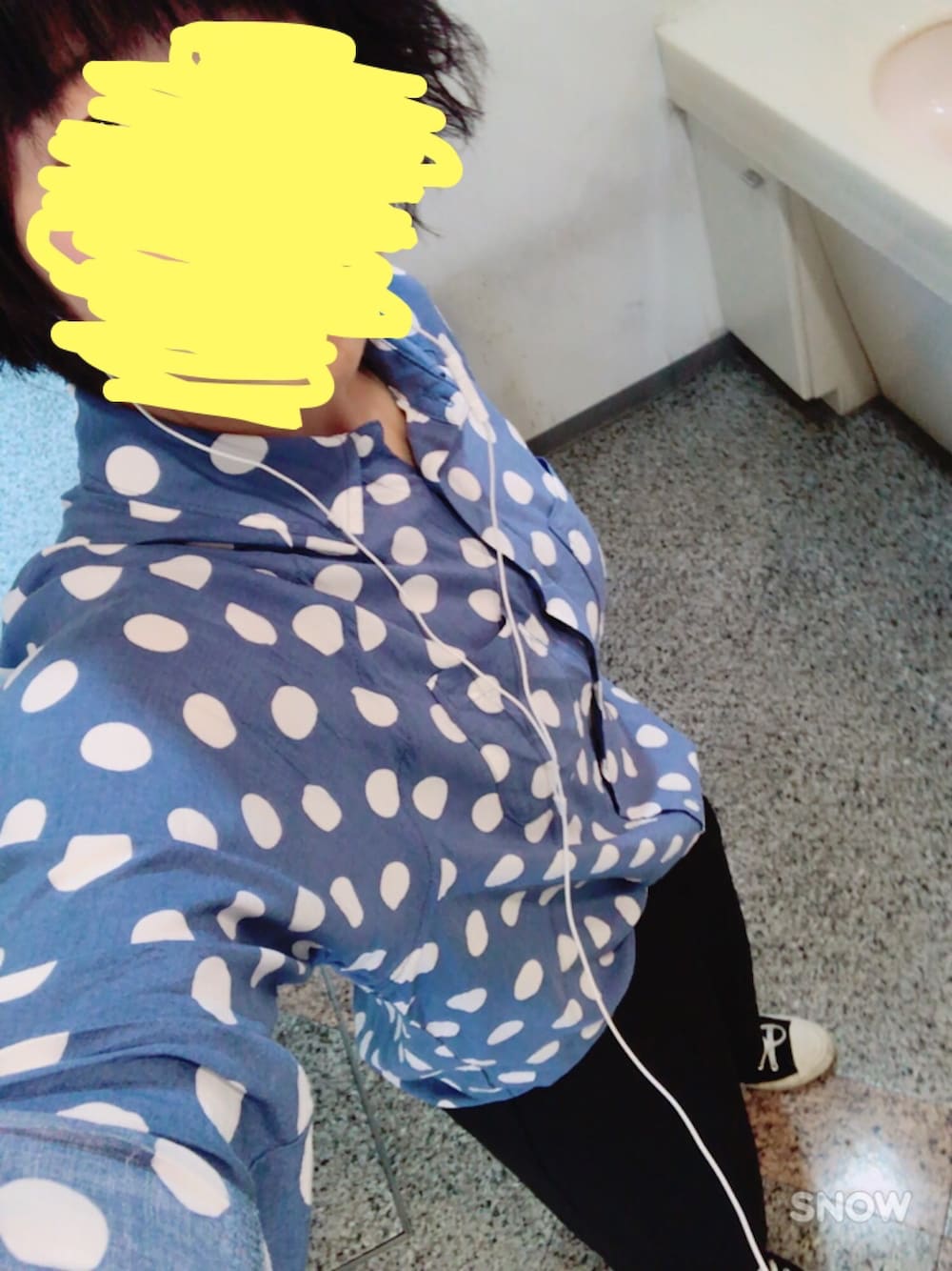 「ひさしぶりの投稿、Yシャツ、ドット柄、大学生」｜「AZUL by moussyのアイテム（シャツ/ブラウス、ブルー系）」を使った、tsubomiさん（レディース・158cm）の夏コーディネートの1枚目の写真