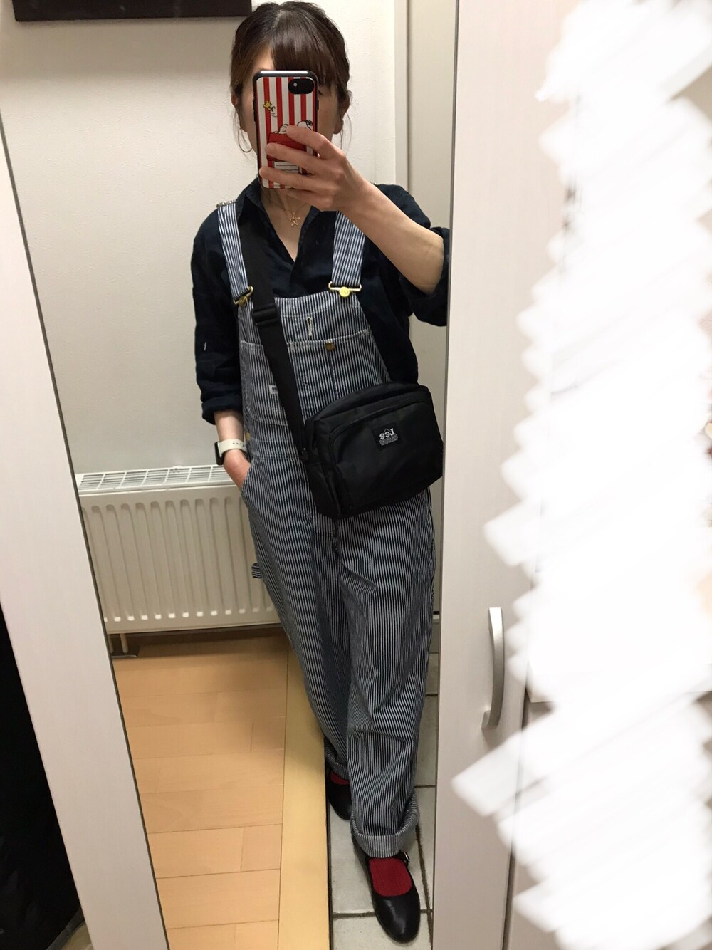 「ユニクロ、リネンシャツ、リネン、シャツスタイル、オーバーオール、ヒッコリー、LEE、デニム、ショルダーバッグ、カンフーシューズ」｜「Leeのアイテム（ショルダーバッグ、ブラック系）」を使った、rakkoさん（レディース・154cm）の春コーディネートの1枚目の写真