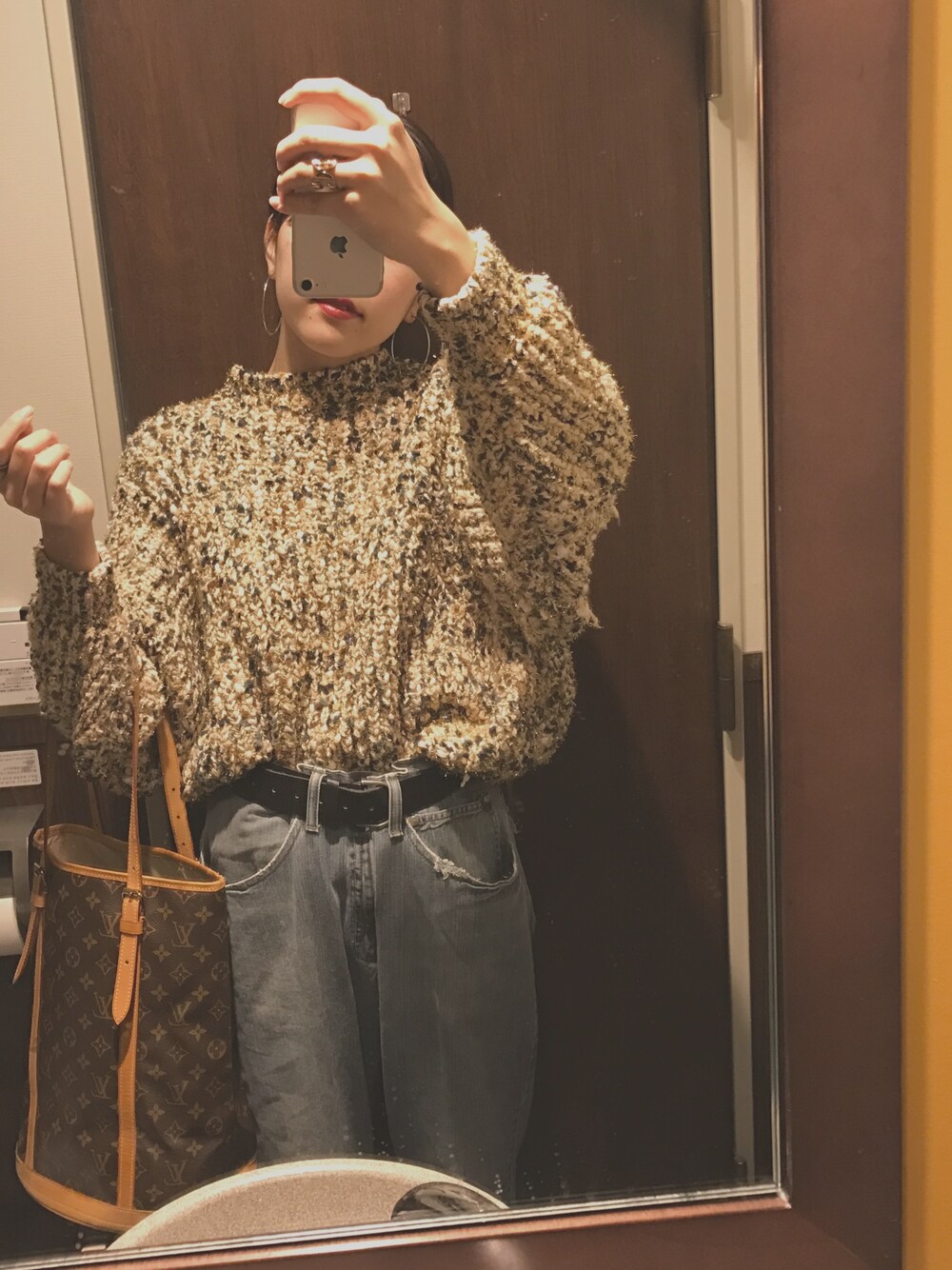 「カジュアル、パンツスタイル、古着、古着MIX、デニム、denim、used、used mix」｜「aelのアイテム（ニット/セーター、ゴールド系）」を使った、a i k aさん（レディース・165cm）の冬コーディネートの1枚目の写真