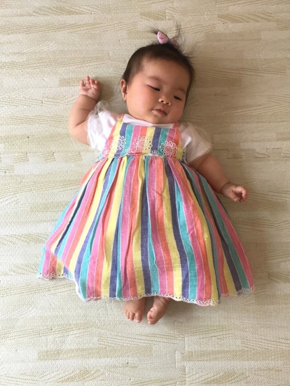 「赤ちゃんコーデ、夏コーデ、ワンピース、生後5ヶ月、baby GAP、ストライプ」｜「GAPのGap ストライプ アイレット ワンピース（ワンピース、その他）」を使った、 Rinkaさん（キッズ・70cm）の夏コーディネートの1枚目の写真