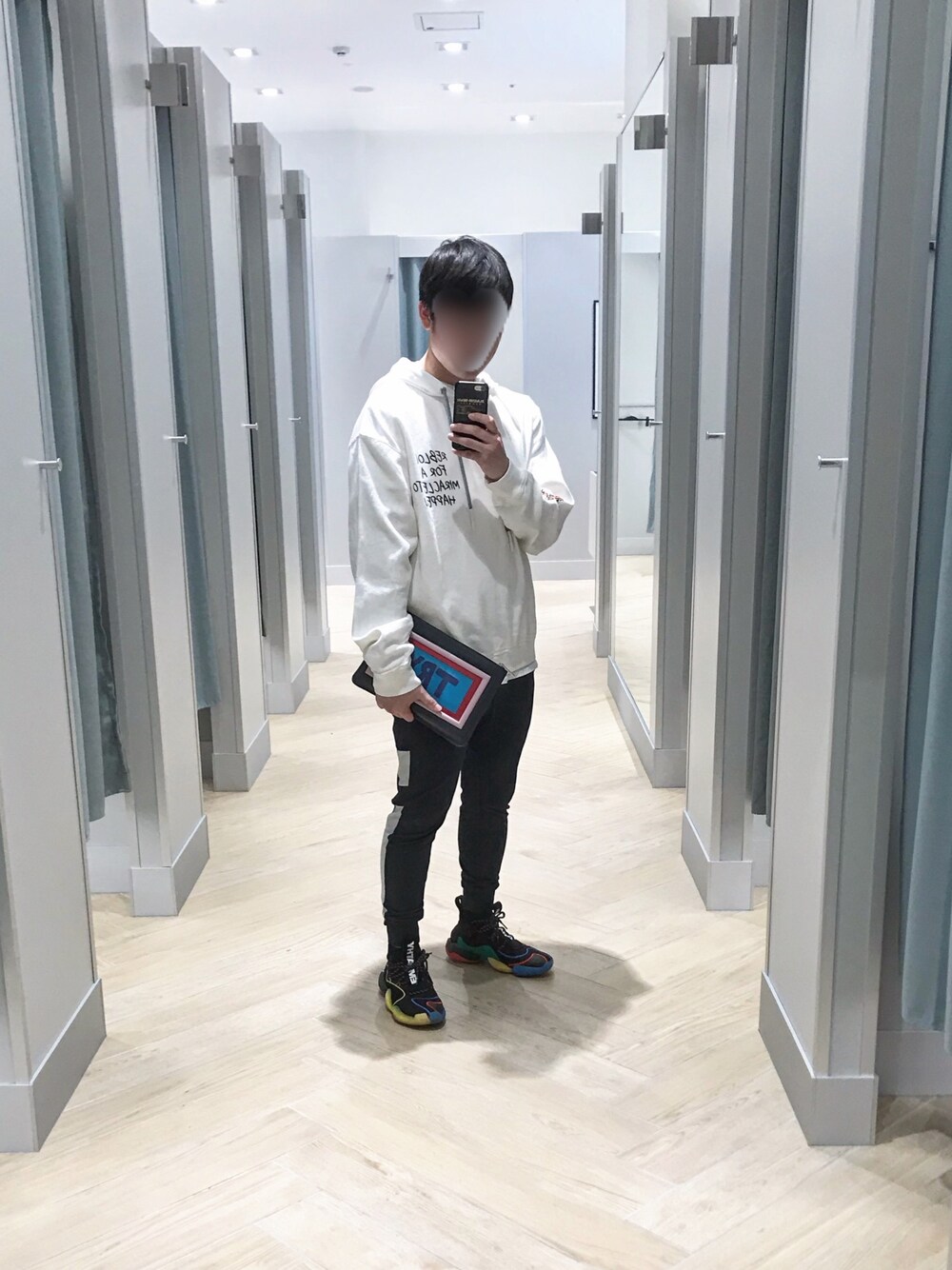「プチプラコーデ、ザラ、スウエットパンツ、ストリート、プチプラ」｜「ZARAのアイテム（パーカー、ホワイト系）」を使った、そさん（メンズ・168cm）の春コーディネートの1枚目の写真