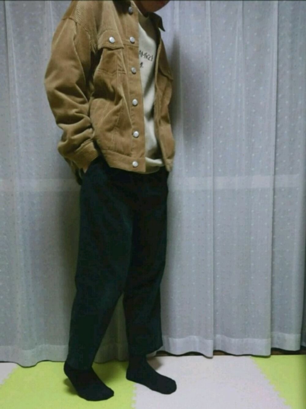 「おしゃれさんと繋がりたい、カジュアル、シンプルコーデ、コーデュロイ、ワイドパンツ、スウェット、ベージュコーデ」｜「LAKOLEの8Wコーデュロイパンツ / LAKOLE（その他パンツ、グリーン系）」を使った、harutoさん（メンズ・172cm）の春コーディネートの1枚目の写真