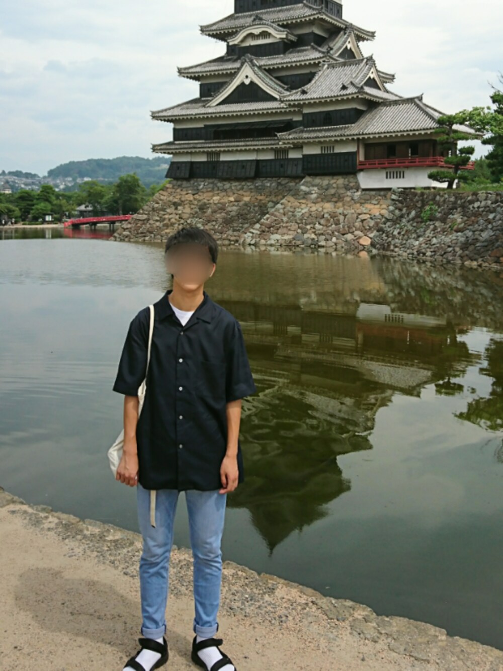 ブラック系のシャツ/ブラウス、ホワイト系のTシャツ/カットソー、ブルー系のデニムパンツを着用したメンズの夏コーディネートの1枚目の写真