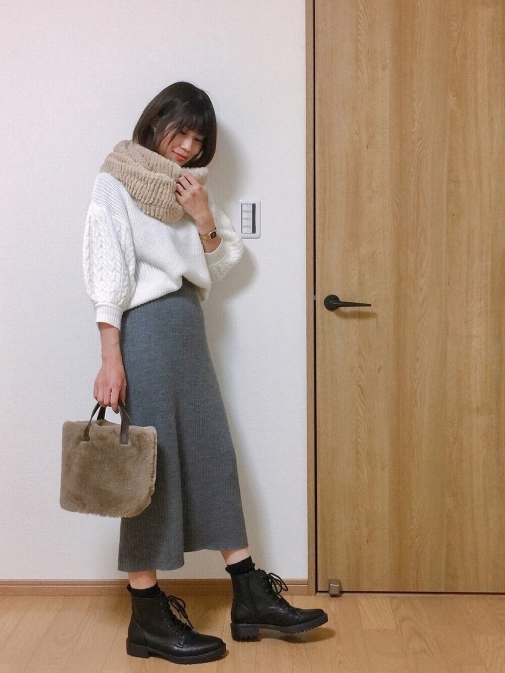 「シンプルコーデ、冬、休日スタイル、大人カジュアル、UNIQLO、白ニット、ニットスカート、GU、プチプラ、ファーバッグ」｜「GUのケーブルパフスリーブセーター/size：M（ニット/セーター、ホワイト系）」を使った、たむきちさん（レディース・159cm）の冬コーディネートの1枚目の写真