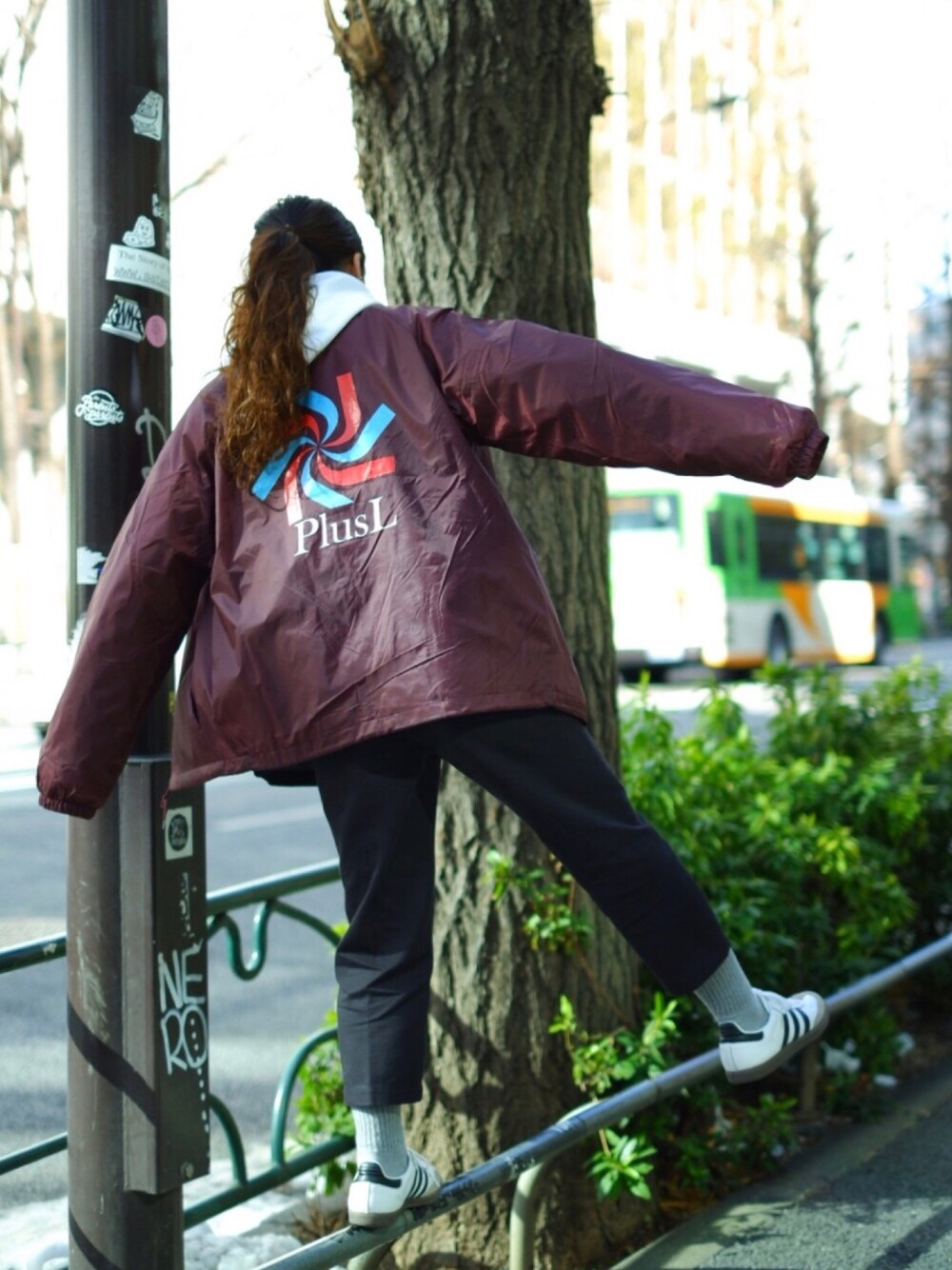 「XLARGE®、XLARGE、エクストララージ、PLUS L by XLARGE®︎、BEDWIN & THE HEARTBREAKERS、adidas originals、コーチジャケット、パーカー、クロップドパンツ、スニーカー」｜「XLARGEのPL COACH JACKET（ブルゾン、レッド系）」を使った、アッコさん（レディース・152cm）の冬コーディネートの1枚目の写真