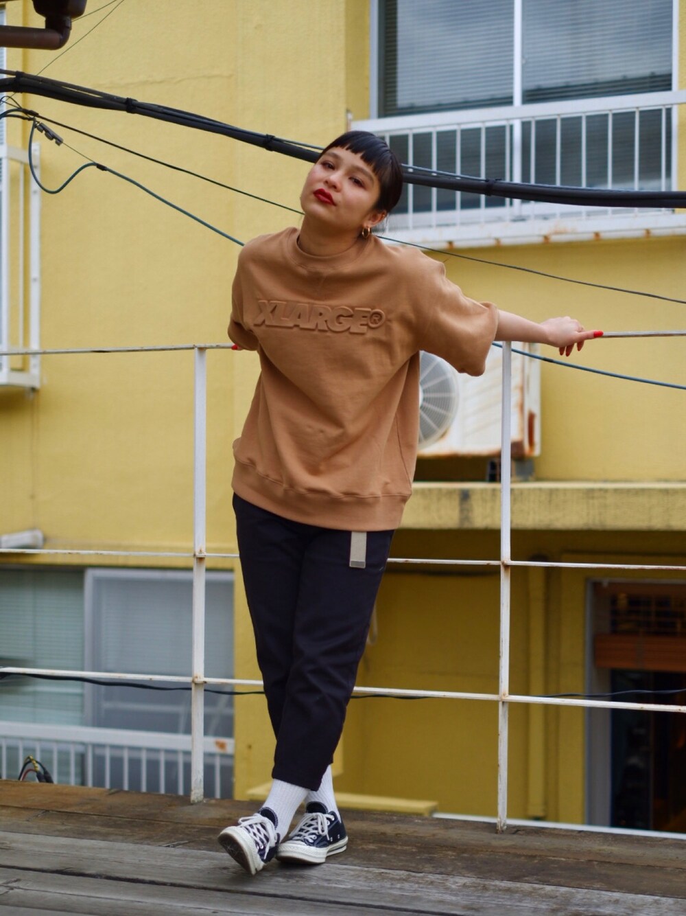 「XLARGE®、XLARGE、エクストララージ、BEDWIN & THE HEARTBREAKERS、Dickies、ディッキーズ(Dickies)、converse、スウェットトップス、クロップドパンツ、スニーカー」｜「XLARGEのS/S EMBOSSING STANDARD LOGO SWEAT（スウェット、グリーン系）」を使った、アッコさん（レディース・152cm）の春コーディネートの1枚目の写真