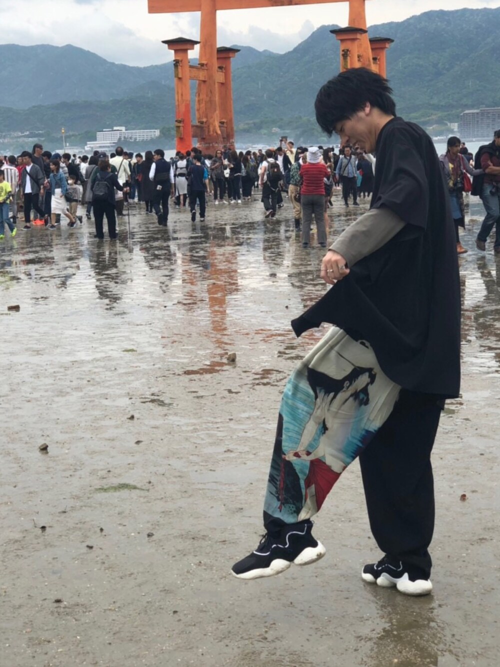 「ヨウジヤマモト、ラッドミュージシャン、和柄、スニーカー、アディダス、宮島、モード、旅行」｜「BLACK Scandal Yohji Yamamotoのアイテム（パンツ、ブラック系）」を使った、たつさんさん（メンズ・178cm）の春コーディネートの1枚目の写真