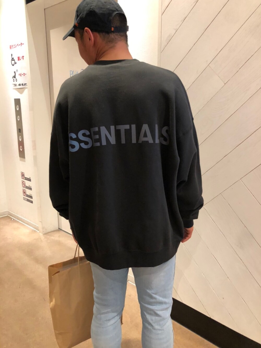「ビッグシルエット、おしゃれさんと繋がりたい」｜「FOG ESSENTIALSのアイテム（スウェット、ブラック系）」を使った、essentialsさん（メンズ・165cm）の夏コーディネートの1枚目の写真