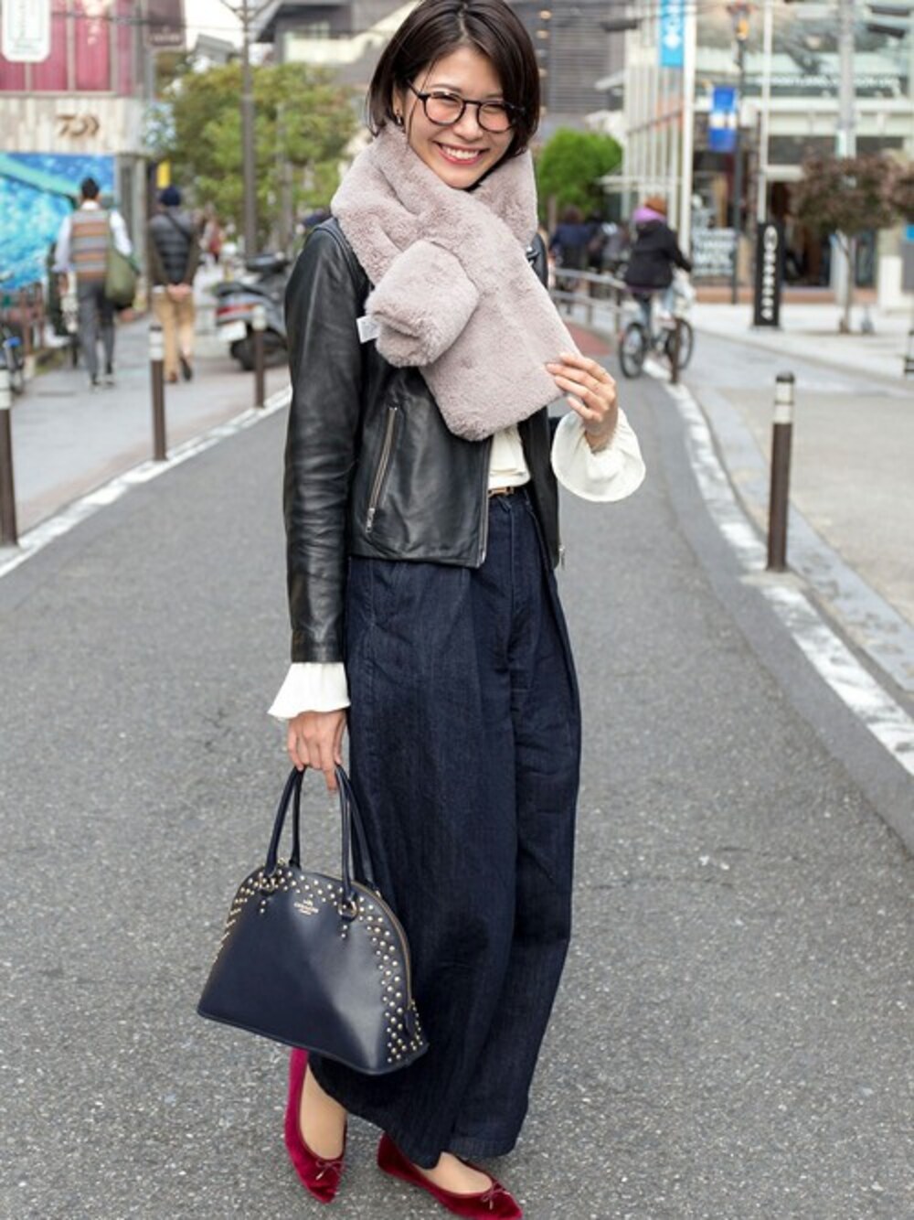 「ブラウス、パンプス、レザージャケット、めがね、眼鏡、冬コーデ、ファー小物、COACH、メガネ女子、デニムワイドパンツ」｜「OWNDAYSのFC2002-T / FUWA CELLU（メガネ、ブラウン系）」を使った、moeさん（レディース・158cm）の冬コーディネートの1枚目の写真