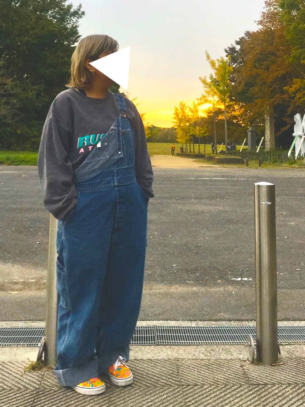 「ストリート系、古着、秋のコーデ、VANS、オーバーオール、RUSSELL ATHLETIC、メンズライク、デニム、ストリート女子、スウェット」｜「RUSSELLのアイテム（スウェット、ブラック系）」を使った、AKIRAさん（レディース・153cm）の秋コーディネートの1枚目の写真