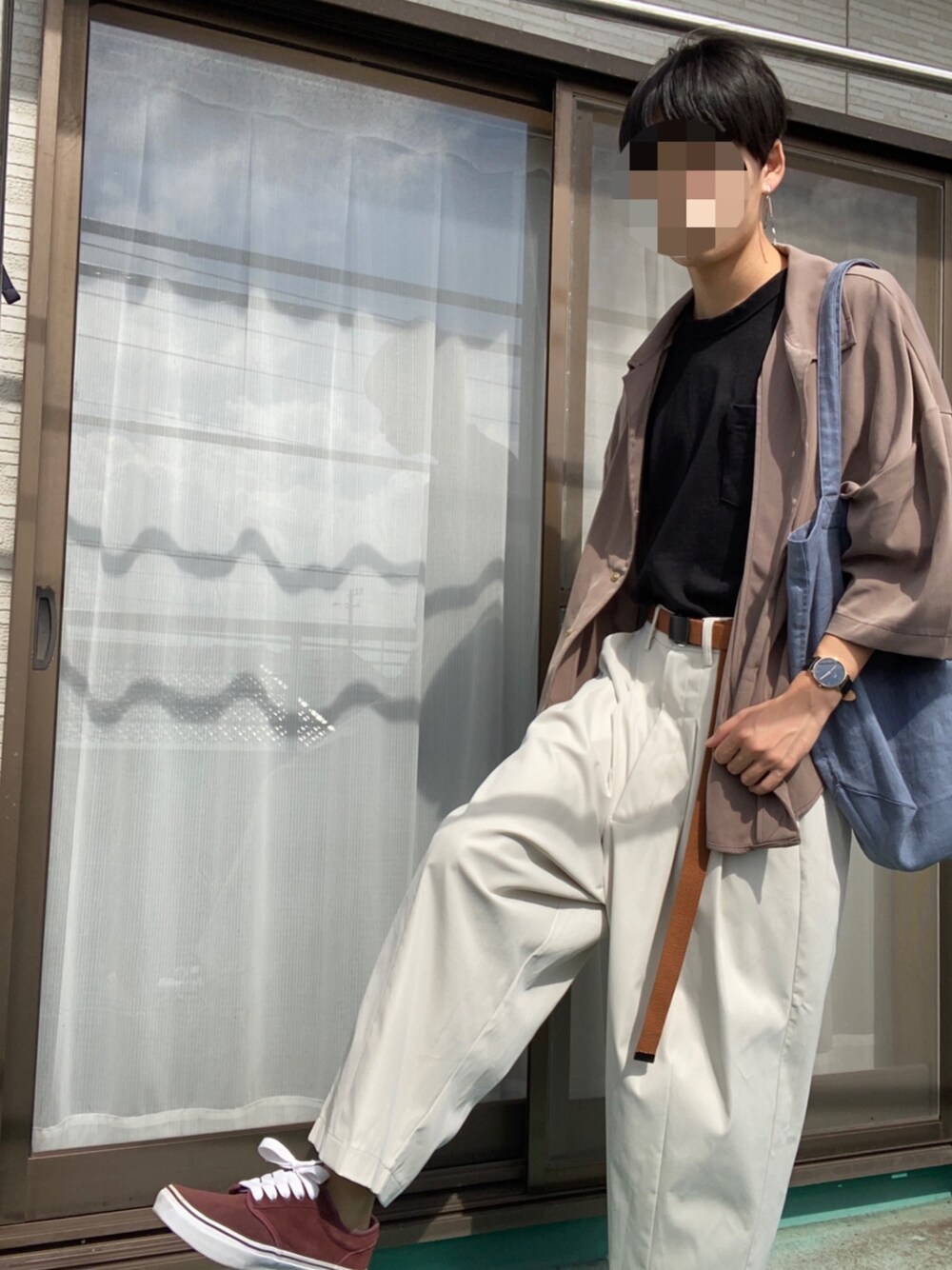 「お洒落さんとつながりたい、remer、タックイン、きれいめカジュアル、大学生、ワイドパンツ、オーバーサイズ、ビッグシルエット、今日のコーデ、スニーカー」｜「CASPER JOHNのVarious Dolman Shirts/バリアスドルマンシャツ/リゾート/アロハ/グラフィック/ドレープ（シャツ/ブラウス、ベージュ系）」を使った、じろなす。さん（メンズ・173cm）の秋コーディネートの1枚目の写真