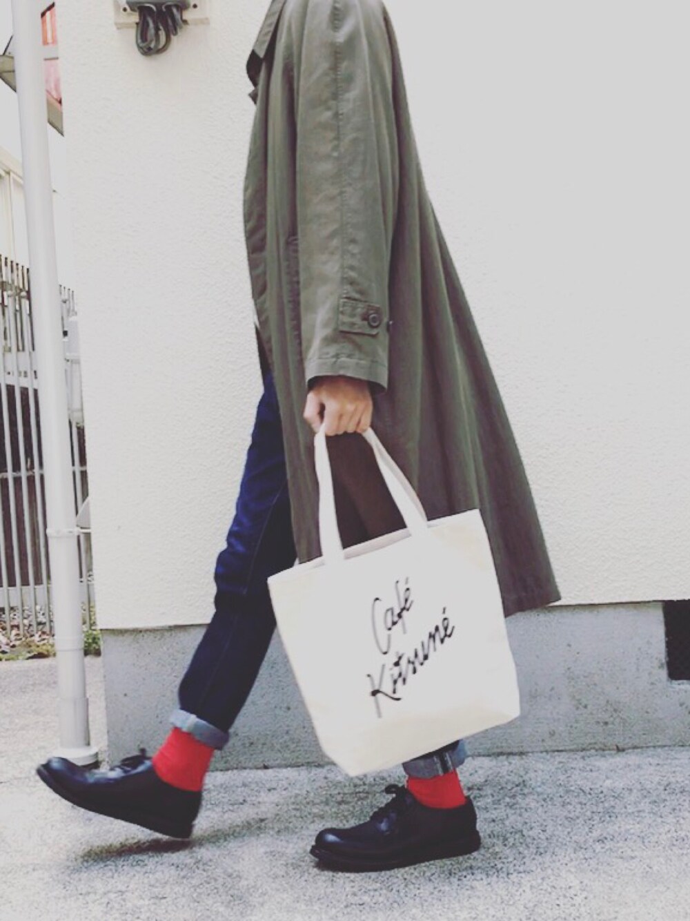 「シンプル、春コーデ、オトナカジュアル、ロールアップ、instagram」｜「GEORGES RECHのアイテム（ステンカラーコート、グリーン系）」を使った、tasukuさん（メンズ・180cm）の春コーディネートの1枚目の写真