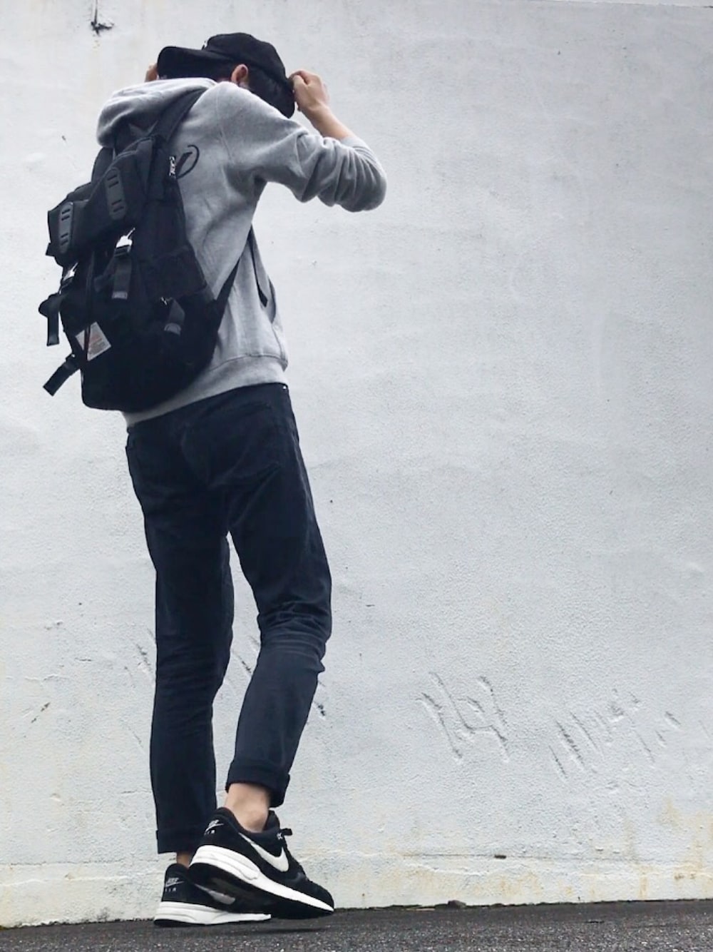 「秋、カジュアルコーデ、シンプル、秋コーデ、instagram、stussy、MAKAVELIC、NIKE、パーカー、黒スキニー」｜「Discoat Parisienのアイテム（キャップ、ブラック系）」を使った、tasukuさん（メンズ・180cm）の秋コーディネートの1枚目の写真