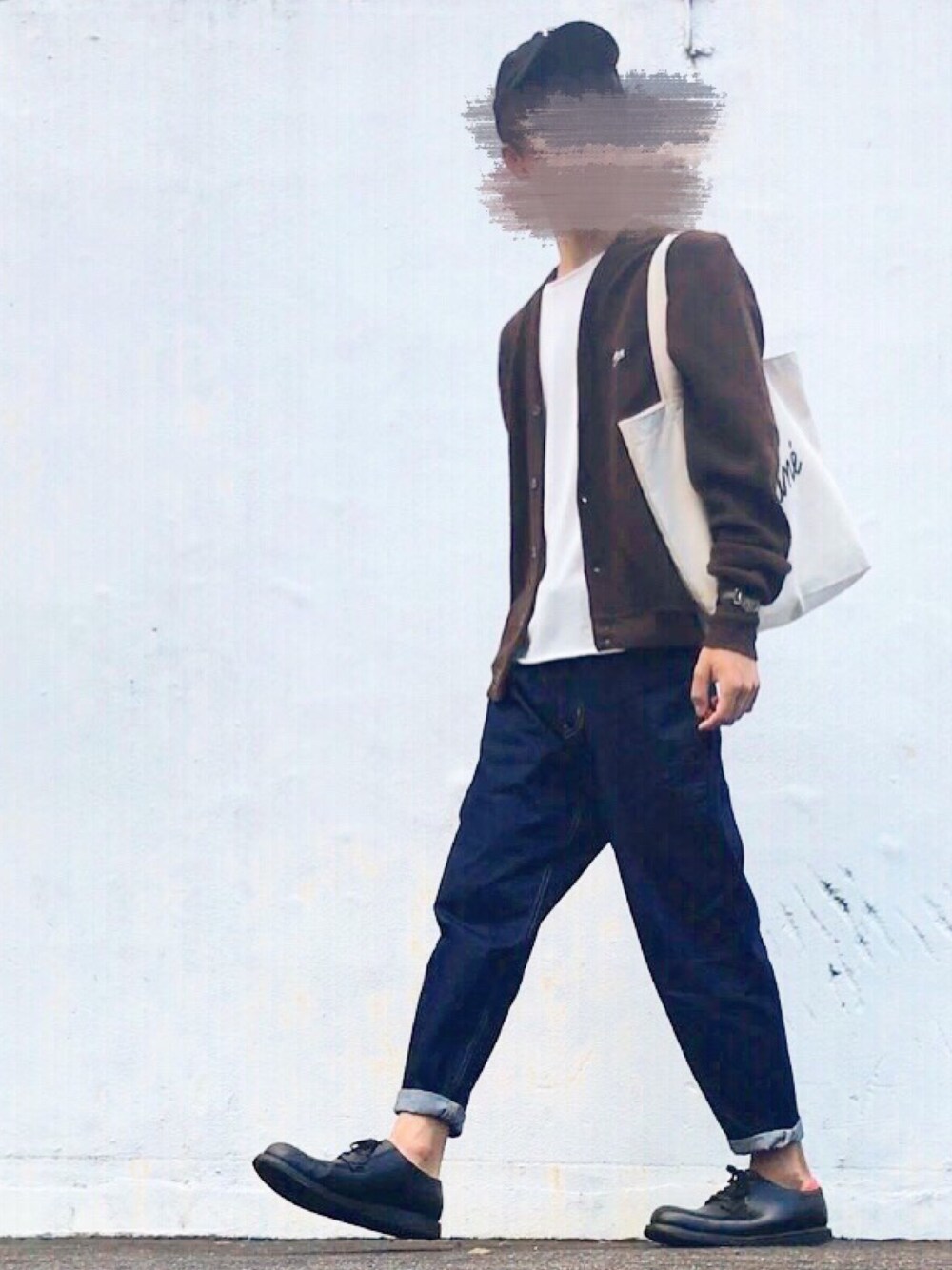 「秋コーデ、大人カジュアル、シンプル、LACOSTE、Daniel Wellington、MAISON KITSUNE、カーディガン、ブラウン」｜「Discoat Parisienのアイテム（キャップ、ブラック系）」を使った、tasukuさん（メンズ・180cm）の秋コーディネートの1枚目の写真