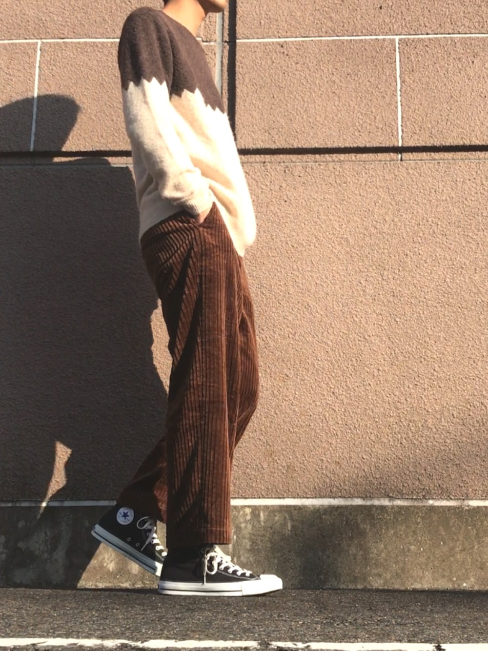 「オトナカジュアル、秋のコーデ、コーデュロイパンツ、ワイドパンツ、steaven alan、converse、instagram」｜「SILASのCHARLEY KNIT（ニット/セーター、ブラウン系）」を使った、tasukuさん（メンズ・180cm）の秋コーディネートの1枚目の写真