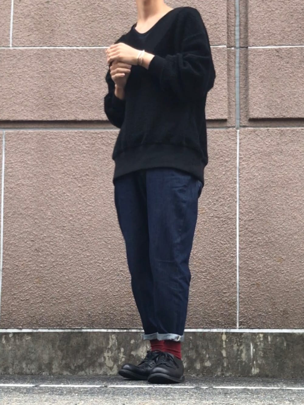 「シンプル、オーバーサイズ、秋のコーデ、ワイドパンツ、SHAREEF、ユニクロ、instagram」｜「SHAREEFのPOODLE PILE RIB-NECK L/S（Tシャツ/カットソー、ブラック系）」を使った、tasukuさん（メンズ・180cm）の秋コーディネートの1枚目の写真