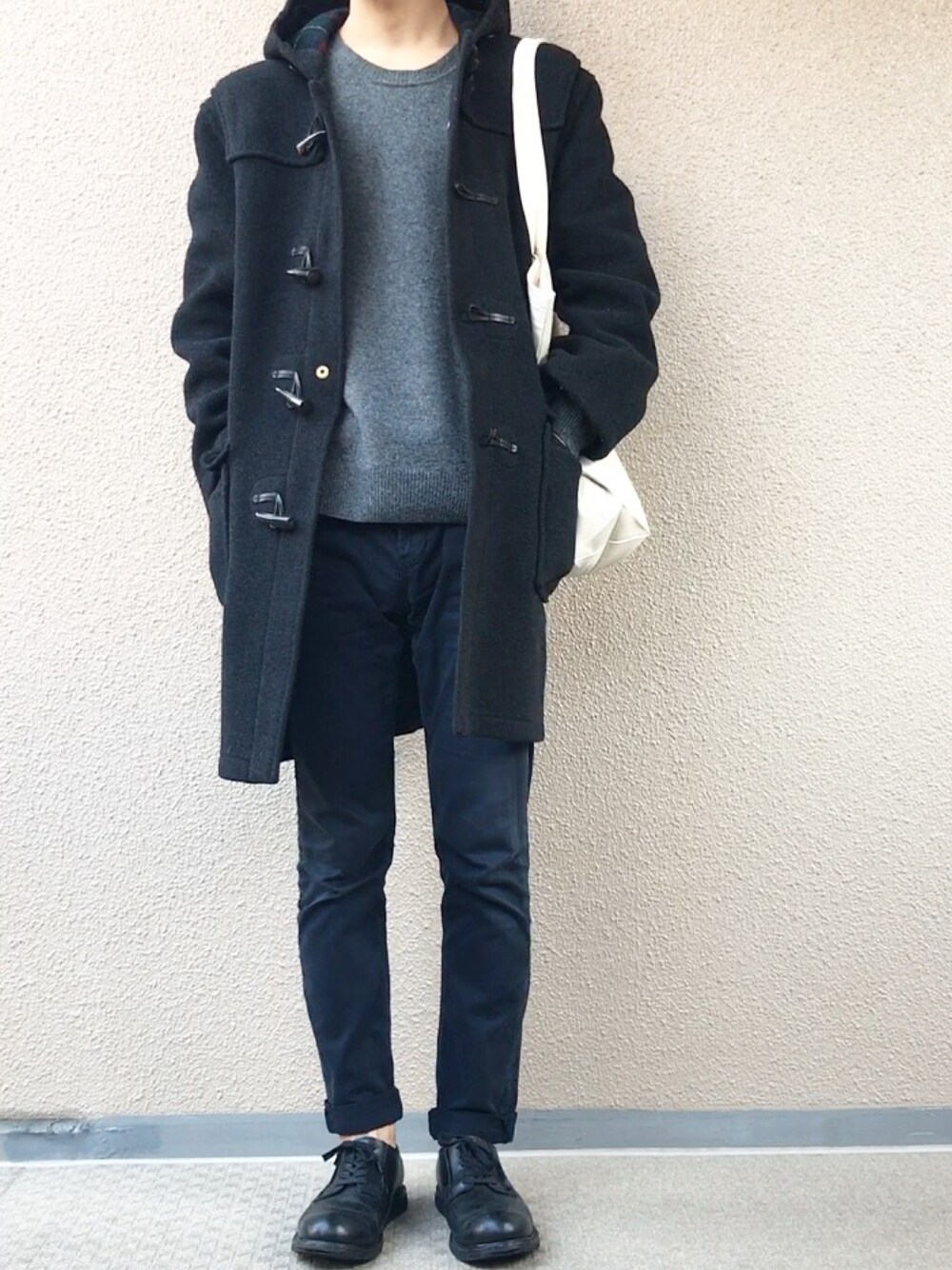 「シンプルコーデ、大人カジュアル、冬コーデ、ダッフルコート、gloverall、MAISON KITSUNE、the peggies」｜「Gloverallのアイテム（ダッフルコート、ブラック系）」を使った、tasukuさん（メンズ・180cm）の秋コーディネートの1枚目の写真