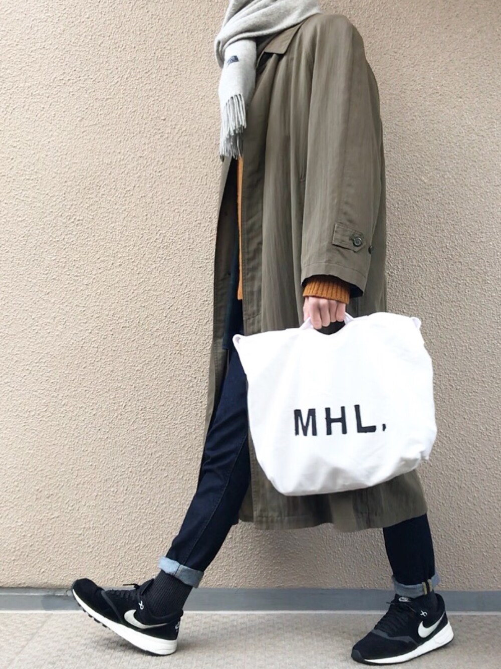 「カジュアル、キレイめ、冬コーデ、AcneStudios、UNIQLO、NIKE」｜「GEORGES RECHのアイテム（ステンカラーコート、グリーン系）」を使った、tasukuさん（メンズ・180cm）の冬コーディネートの1枚目の写真
