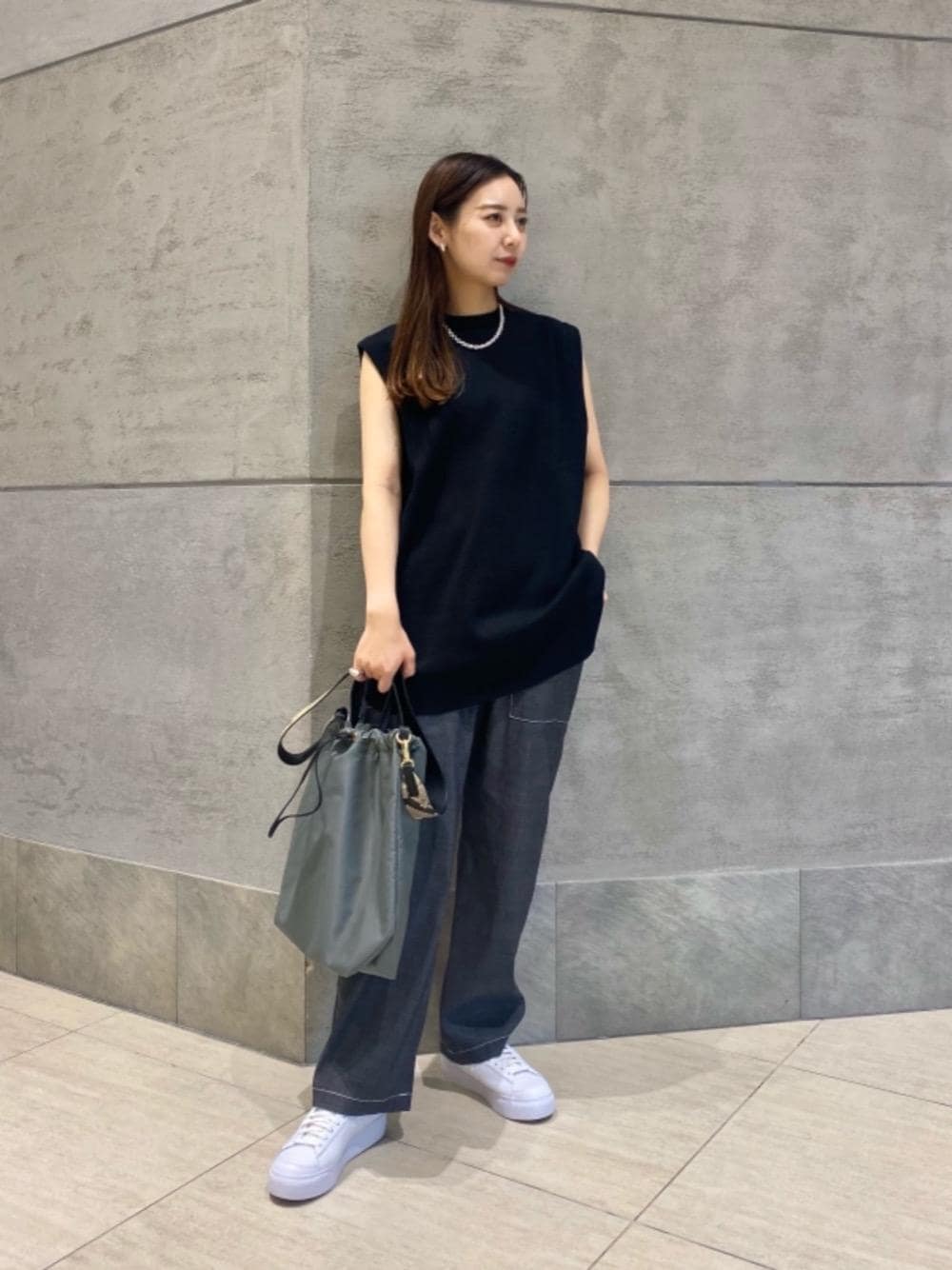 ブラック系のその他パンツ、グレー系のトートバッグ、ホワイト系のスニーカーを着用したレディースの夏コーディネートの1枚目の写真