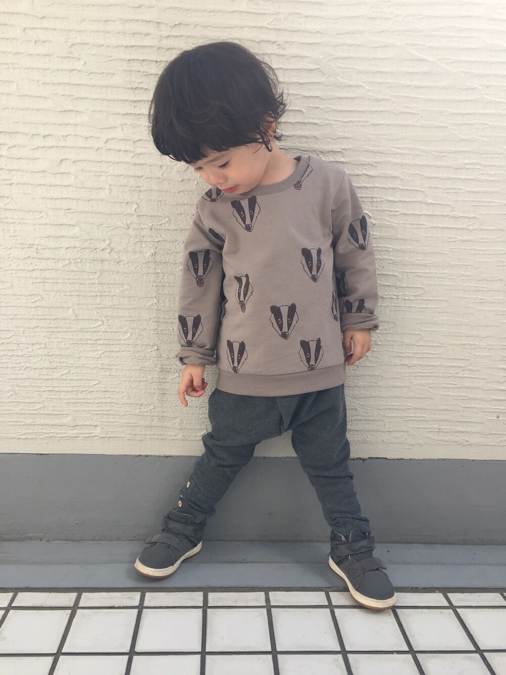 「ZARAのアイテム（その他パンツ、グレー系）」を使った、sho-shu-keさん（キッズ・90cm）の冬コーディネートの1枚目の写真