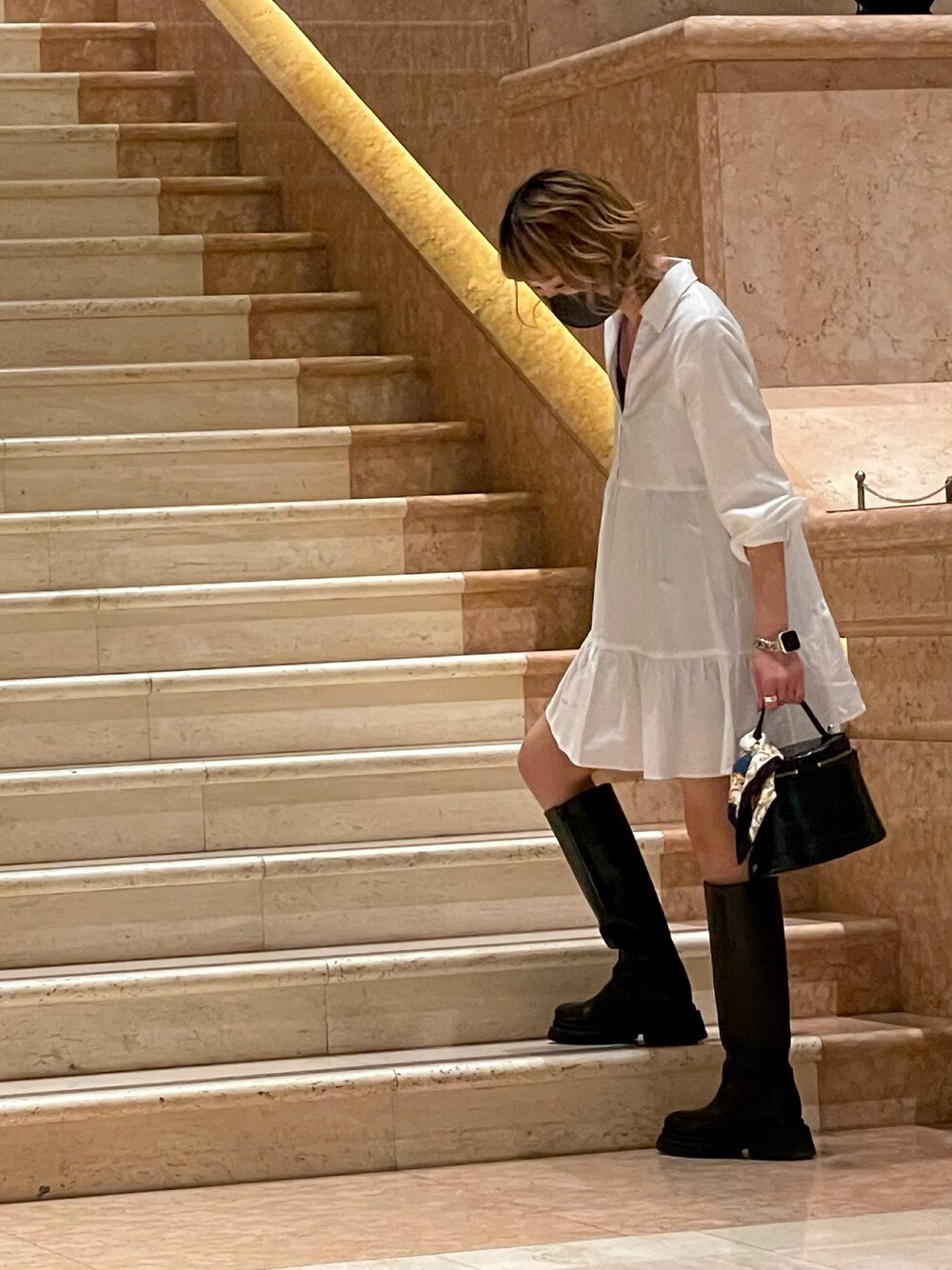 「きれいめカジュアル、シャツワンピ、ZARA、春コーデ、ブーツ、デート、ランチ、ootd、大人ガーリー」｜「ZARAのアイテム（シャツワンピース、ホワイト系）」を使った、𝕄𝕒𝕜𝕚さん（レディース・161cm）の春コーディネートの1枚目の写真
