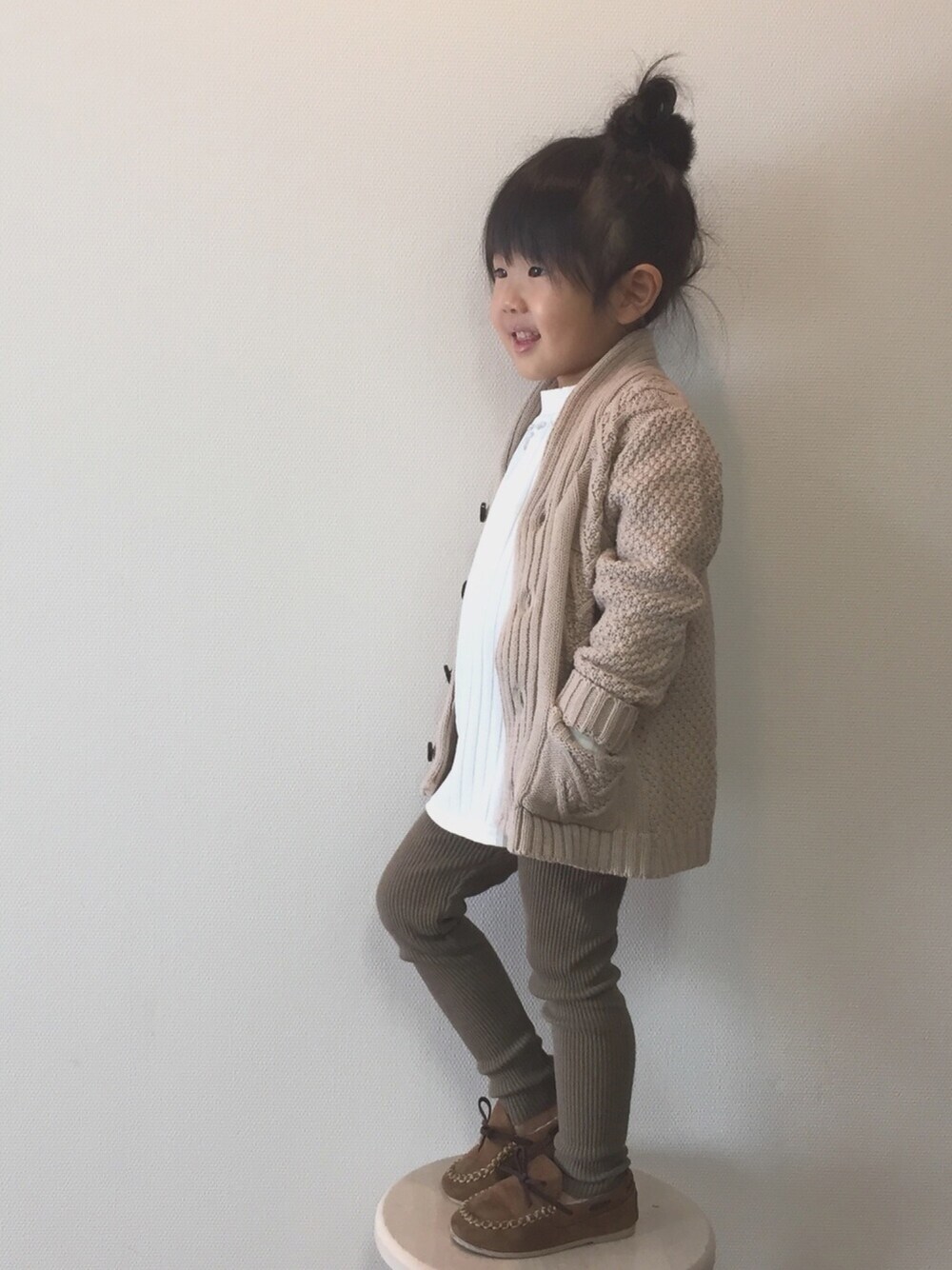 「ワントーンコーデ、カーディガン、韓国子供服、モカシン、リブタイツ、リブパンツ、冬、ワントーン」｜「Right-onの【MPS】ビジューモックネックプルオーバー(ジュニアサイズ150～160cm)（Tシャツ/カットソー、ホワイト系）」を使った、micaさん（キッズ・100cm）の冬コーディネートの1枚目の写真