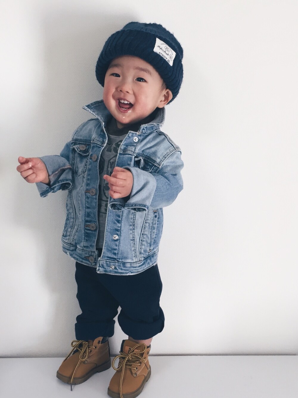 「カジュアル、シンプル、デニム、Gジャン、ブーツ、デニムジャケット、GAP、子供服、キッズコーデ、春コーデ」｜「babyGAPのアイテム（デニムジャケット、ブルー系）」を使った、micaさん（キッズ・80cm）の冬コーディネートの1枚目の写真