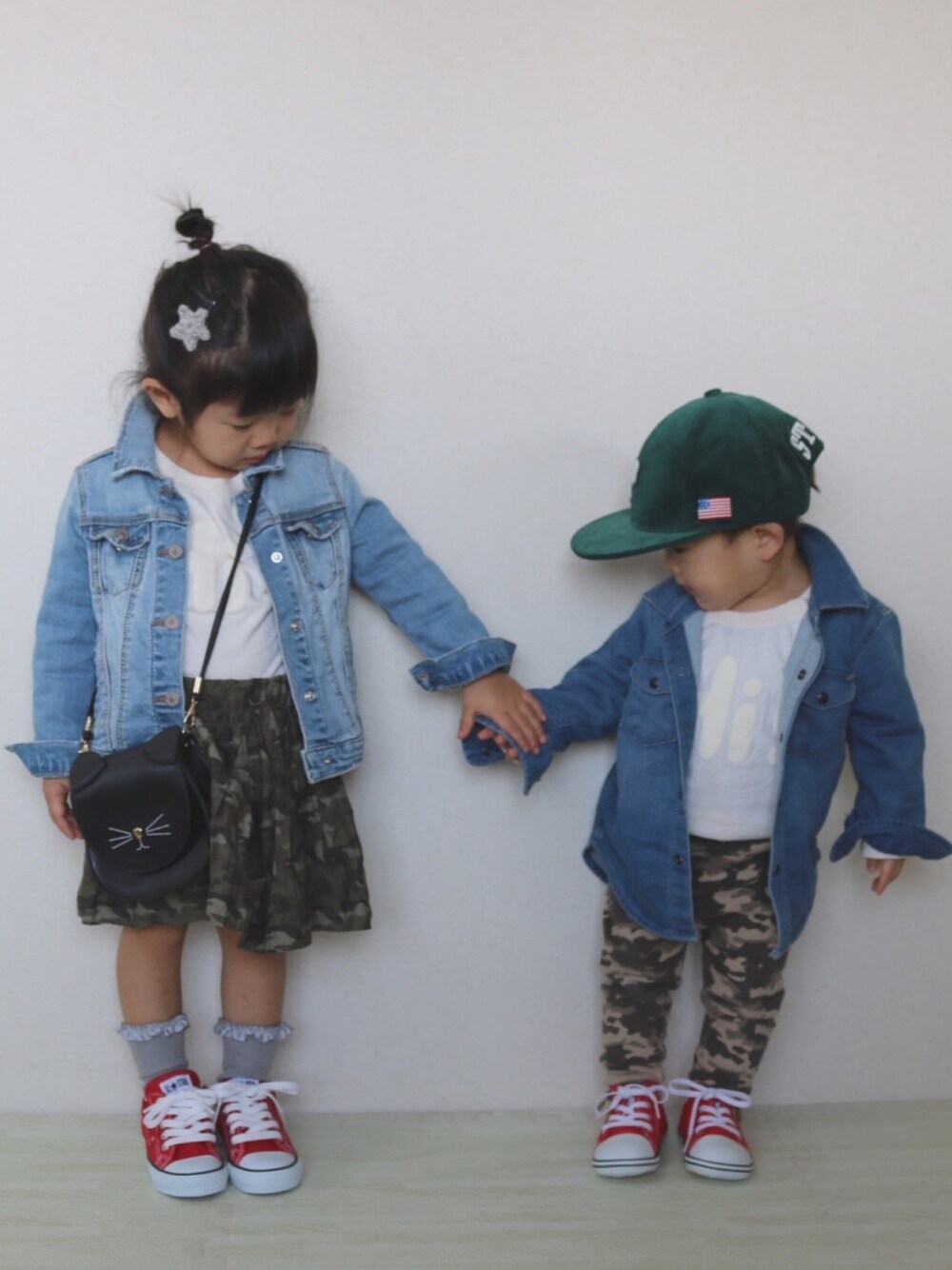 「コンバース、赤コン、デニム、リンクコーデ、おそろいコーデ、カジュアル、シンプル、プチプラ、春コーデ」｜「ZARA KIDSのアイテム（デニムジャケット、ブルー系）」を使った、micaさん（キッズ・90cm）の春コーディネートの1枚目の写真
