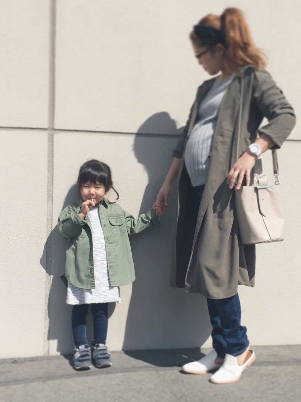 「春コーデ、シャツワンピ、親子コーデ、リンクコーデ、妊婦、マタニティ、GU、ユニクロ、カジュアル、プチプラ」｜「UNIQLOのアイテム（ニット/セーター、グレー系）」を使った、micaさん（レディース・163cm）の春コーディネートの1枚目の写真