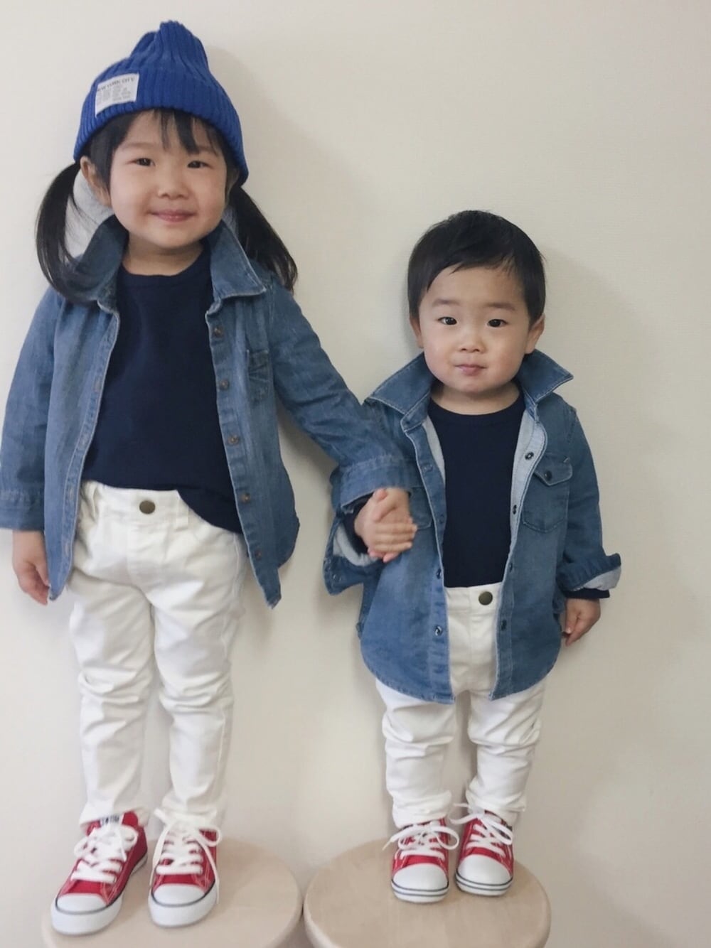 「双子コーデ、リンクコーデ、春コーデ、Gジャン、コンバース、カジュアル、おそろいコーデ、プチプラ、シンプル、休日スタイル」｜「babyGAPのアイテム（デニムジャケット、ブルー系）」を使った、micaさん（キッズ・100cm）の春コーディネートの1枚目の写真