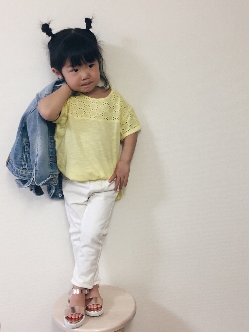 「ザラ、春コーデ、シンプル、ホワイト、プチプラ、女の子、差し色、夏、サンダル」｜「ZARA KIDSのアイテム（Tシャツ/カットソー、イエロー系）」を使った、micaさん（キッズ・100cm）の春コーディネートの1枚目の写真