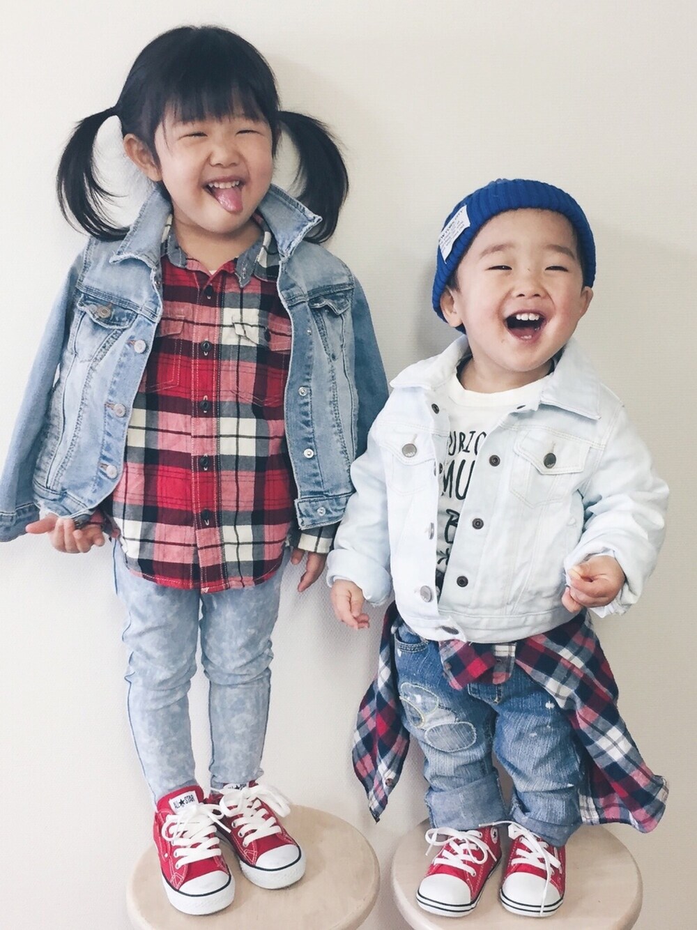 「ネルシャツ、カジュアル、おそろいコーデ、春コーデ、プチプラ、リンクコーデ、男の子、女の子、コンバース、春のキーン祭り」｜「ZARAのアイテム（デニムジャケット、ブルー系）」を使った、micaさん（キッズ・100cm）の春コーディネートの1枚目の写真