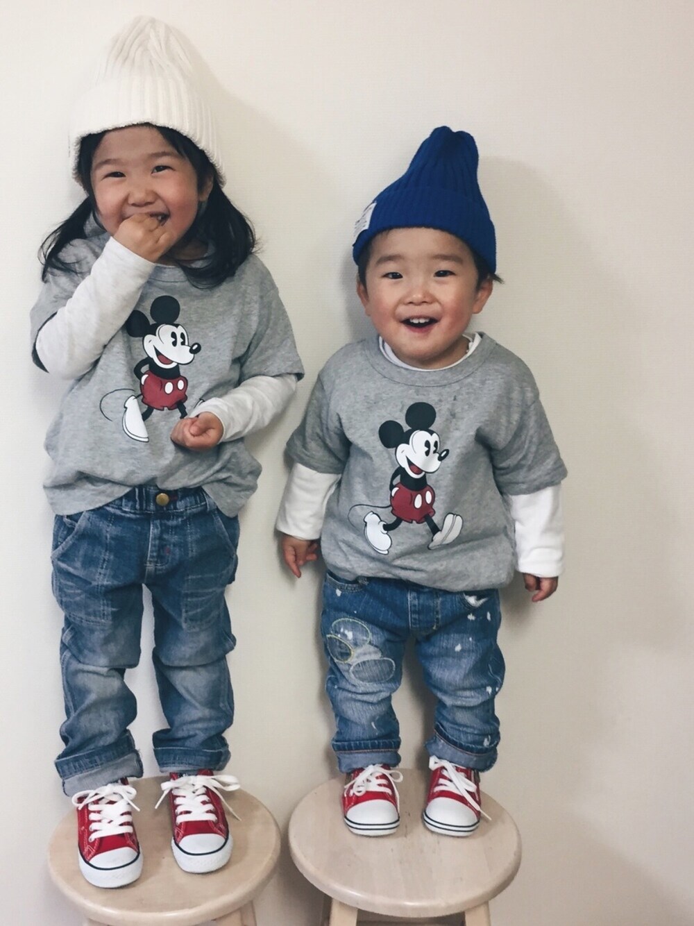 「リンクコーデ、ミッキー、カジュアル、シンプル、プチプラ、デニム、春コーデ、コンバース、双子コーデ、UNIQLO」｜「UNIQLOのBOYS ディズニーコレクショングラフィックT（半袖）（Tシャツ/カットソー、グレー系）」を使った、micaさん（キッズ・100cm）の春コーディネートの1枚目の写真