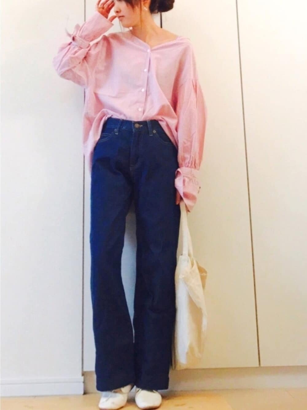 「JEANASiS、シンプルコーデ、ブラウス、ストライプ、ワイドパンツ、デニム、ベルスリーブ、ボリューム袖、春コーデ、バギーパンツ」｜「JEANASISのストライプVシャツ/745682 （シャツ/ブラウス、ピンク系）」を使った、NAnaさん（レディース・158cm）の春コーディネートの1枚目の写真