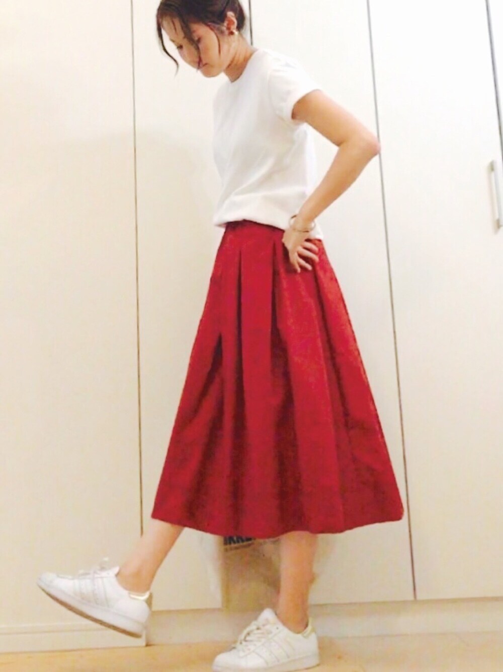 「シンプル、カジュアル、休日スタイル、スカート、赤、UNIQLO、白Tシャツ、白スニーカー、スーパースター、ママコーデ」｜「UNIQLOのクルーネックT（半袖）（Tシャツ/カットソー、ホワイト系）」を使った、NAnaさん（レディース・158cm）の夏コーディネートの1枚目の写真