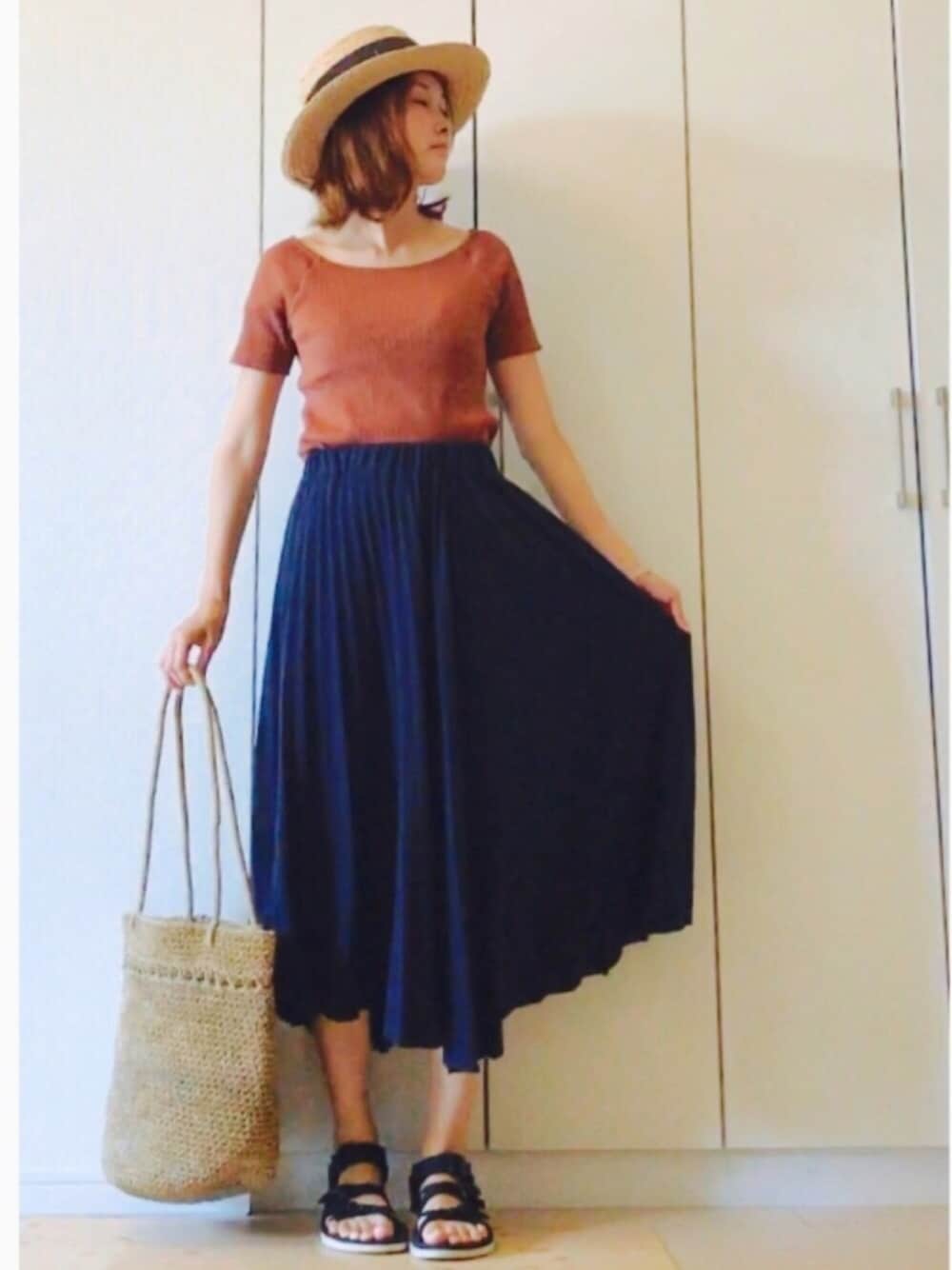 「オトナカジュアル、カンカン帽、ユニクロ、プリーツスカート、ブラウン×ネイビー、シンプルコーデ、スポーツサンダル、かごバッグ、着回しコーデ、リブT」｜「UNIQLOのリブバレエネックT（半袖）（Tシャツ/カットソー、ブラウン系）」を使った、NAnaさん（レディース・158cm）の夏コーディネートの1枚目の写真