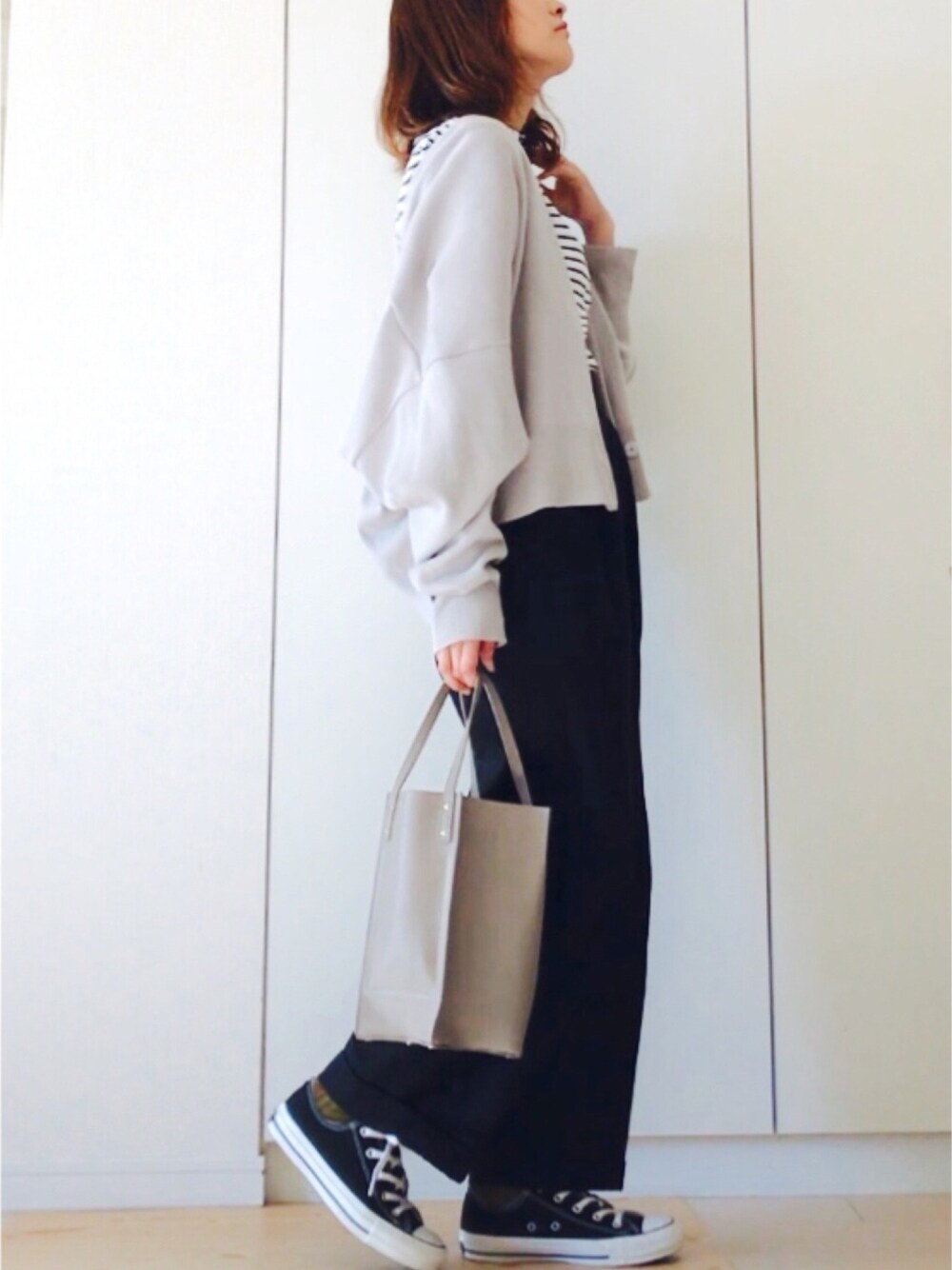 「シンプルコーデ、モノトーン、カーディガン、ボーダー、グルカパンツ、ママファッション、converse、ドルマンスリーブ、オトナカジュアル、Doシンプル部」｜「STUDIOUSの【WEB限定】STUDIOUS 2wayミドルドルマンカーディガン【先行予約】（カーディガン/ボレロ、グレー系）」を使った、NAnaさん（レディース・158cm）の秋コーディネートの1枚目の写真