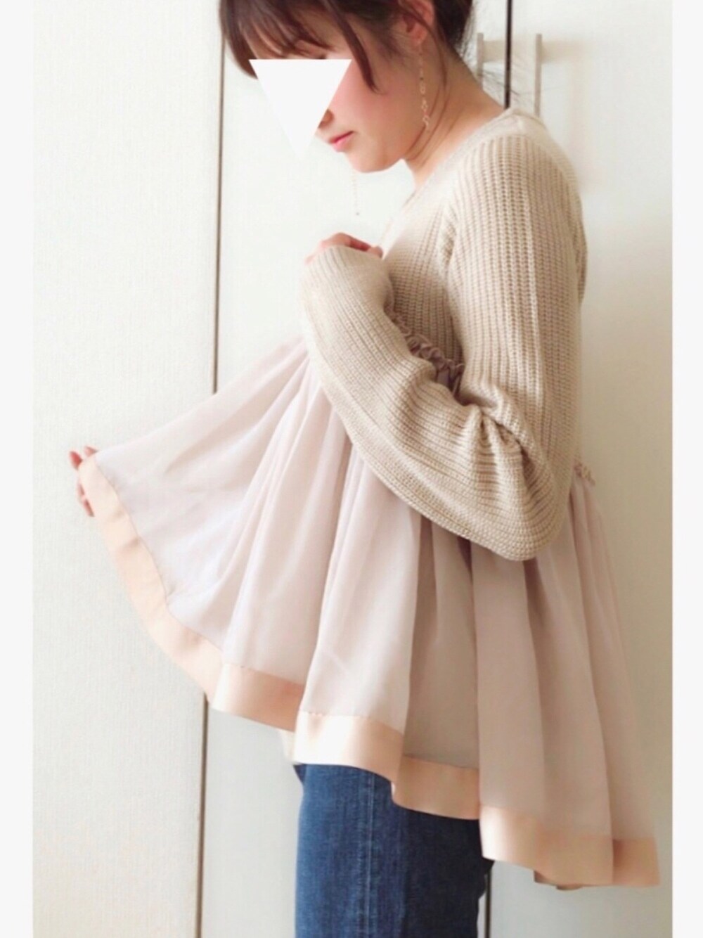 「チュール、ニット、ロングピアス、ピアス、アウラ、aura、デニムパンツ、ママファッション、オトナガーリー、休日スタイル」｜「select MOCAのなみなみギャザーチュール立体シルエットヘムグログランリボンテープペプラムニット（ニット/セーター、ベージュ系）」を使った、NAnaさん（レディース・158cm）の冬コーディネートの1枚目の写真