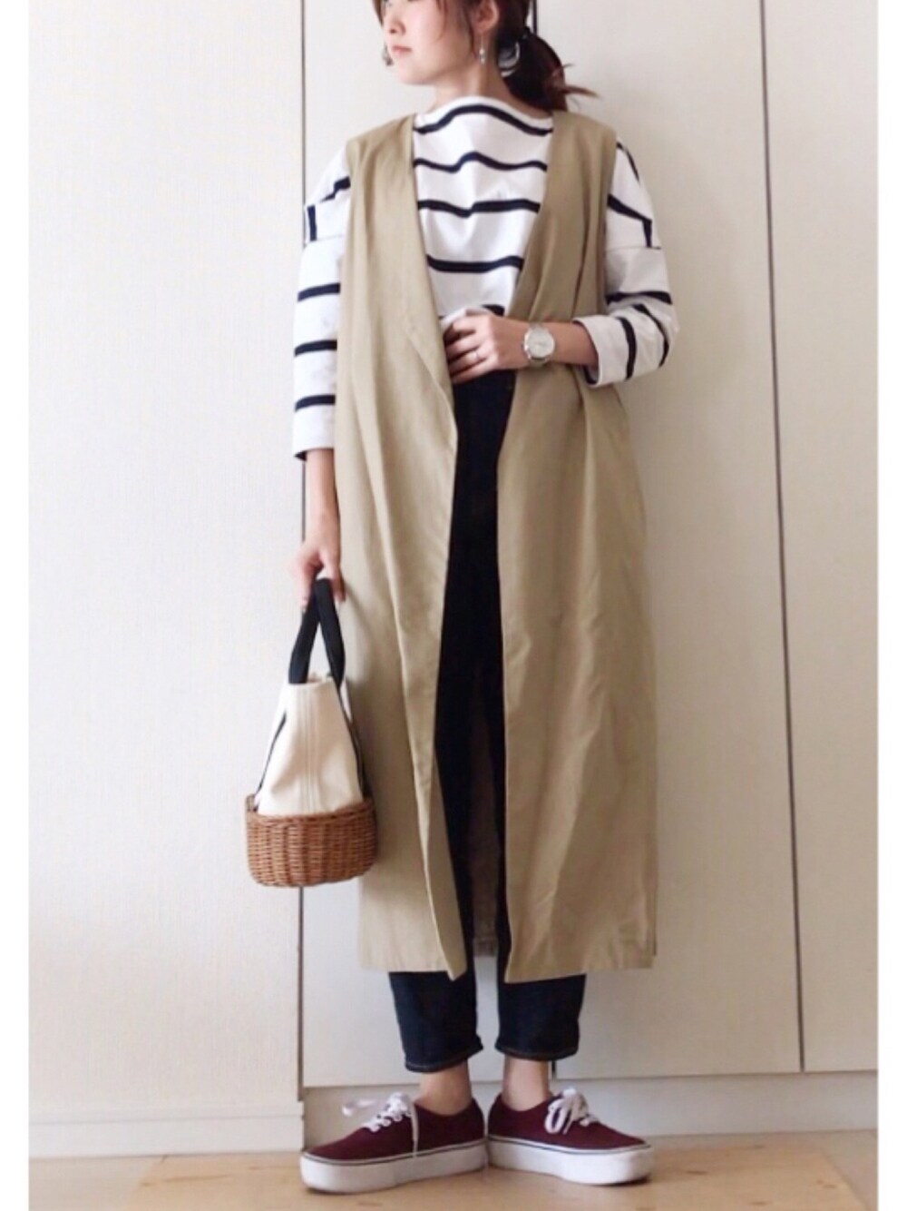 「ジレンチ、トレンチコート、ボーダートップス、Traditional Weatherwear、ハイウエストデニム、かごバッグ、anq.、VANS、シンプルコーデ、春コーデ」｜「Traditional Weatherwearの【新色】【Traditional Weatherwear】BIG MARINE BOATNECK（Tシャツ/カットソー、ホワイト系）」を使った、NAnaさん（レディース・158cm）の春コーディネートの1枚目の写真