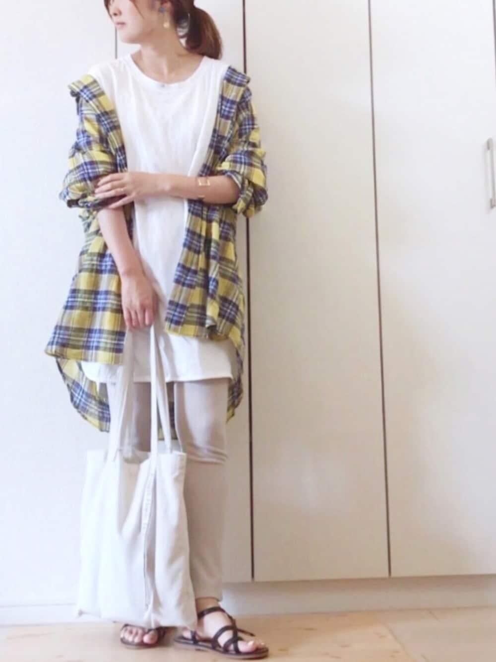 「チェックシャツ、ビッグシルエット、ロングTシャツ、ビックT、LIPSTAR、レギンス、カジュアル、Goldy、ku-croissant、カジュアルコーデ」｜「LIPSTARのチュニックチェックシャツ（シャツ/ブラウス、イエロー系）」を使った、NAnaさん（レディース・158cm）の春コーディネートの1枚目の写真
