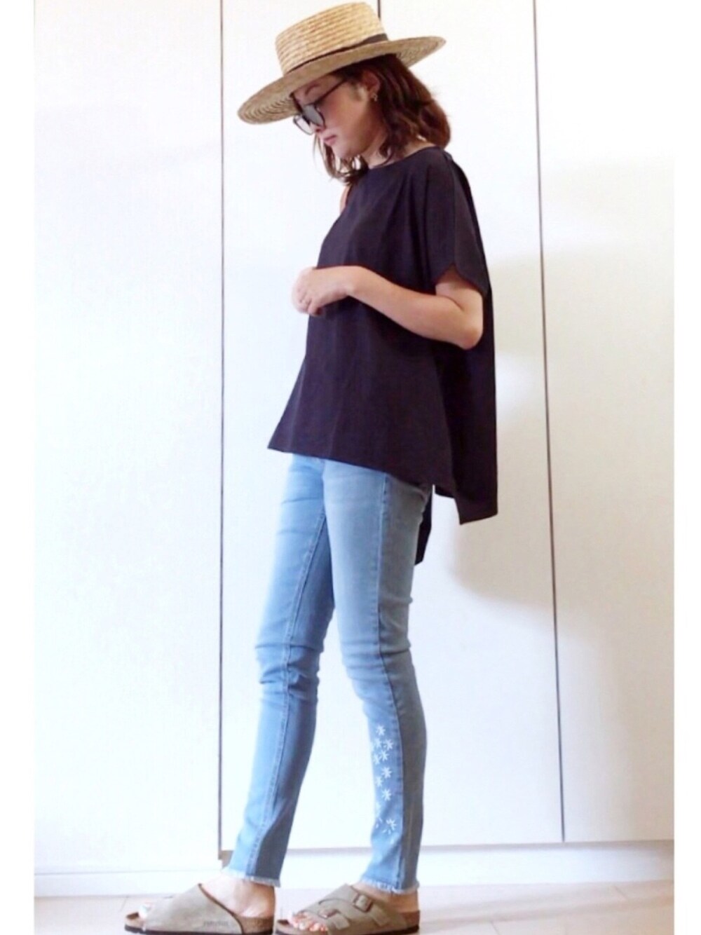 「ネイビー、カンカン帽、Desigual、スキニーデニム、刺繍、サングラス、シンプル、大人カジュアル、birkenstock、ママコーデ」｜「URBAN RESEARCH DOORSのスペインコットンワイドプルオーバー（Tシャツ/カットソー、ブルー系）」を使った、NAnaさん（レディース・158cm）の夏コーディネートの1枚目の写真