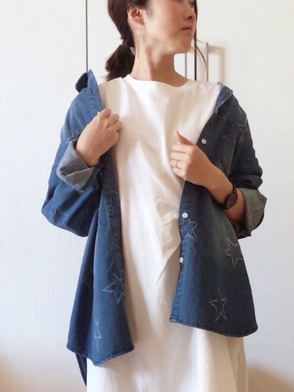 「LIPSTAR、星柄、デニムシャツ、ビックT、オーバーサイズ、シンプル、休日スタイル、U.S.POLO ASSN.、ブラックウォッチ、カジュアル」｜「LIPSTARのクウボウ天竺ねじりチュニックTシャツ（Tシャツ/カットソー、ホワイト系）」を使った、NAnaさん（レディース・158cm）の春コーディネートの1枚目の写真