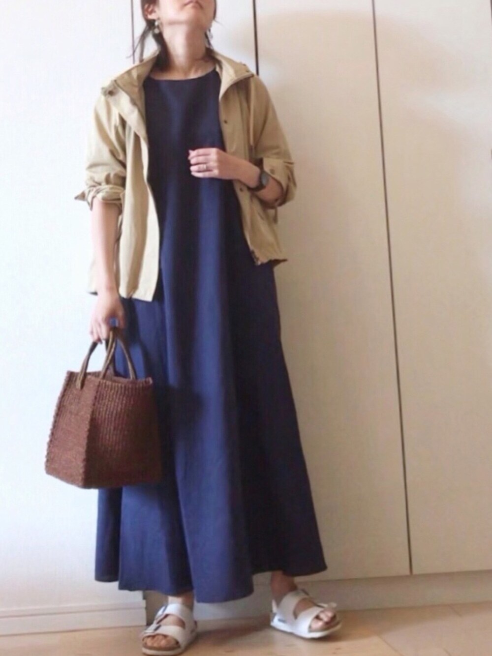 「SonnyLabel、ワンピース、ロングワンピース、リネンワンピース、シンプル、春夏コーデ、マウンテンパーカー、かごバッグ、ビルケンシュトック、ＧＷ」｜「URBAN RESEARCH Sonny Labelのマウンテンパーカー（マウンテンパーカー、ベージュ系）」を使った、NAnaさん（レディース・158cm）の春コーディネートの1枚目の写真