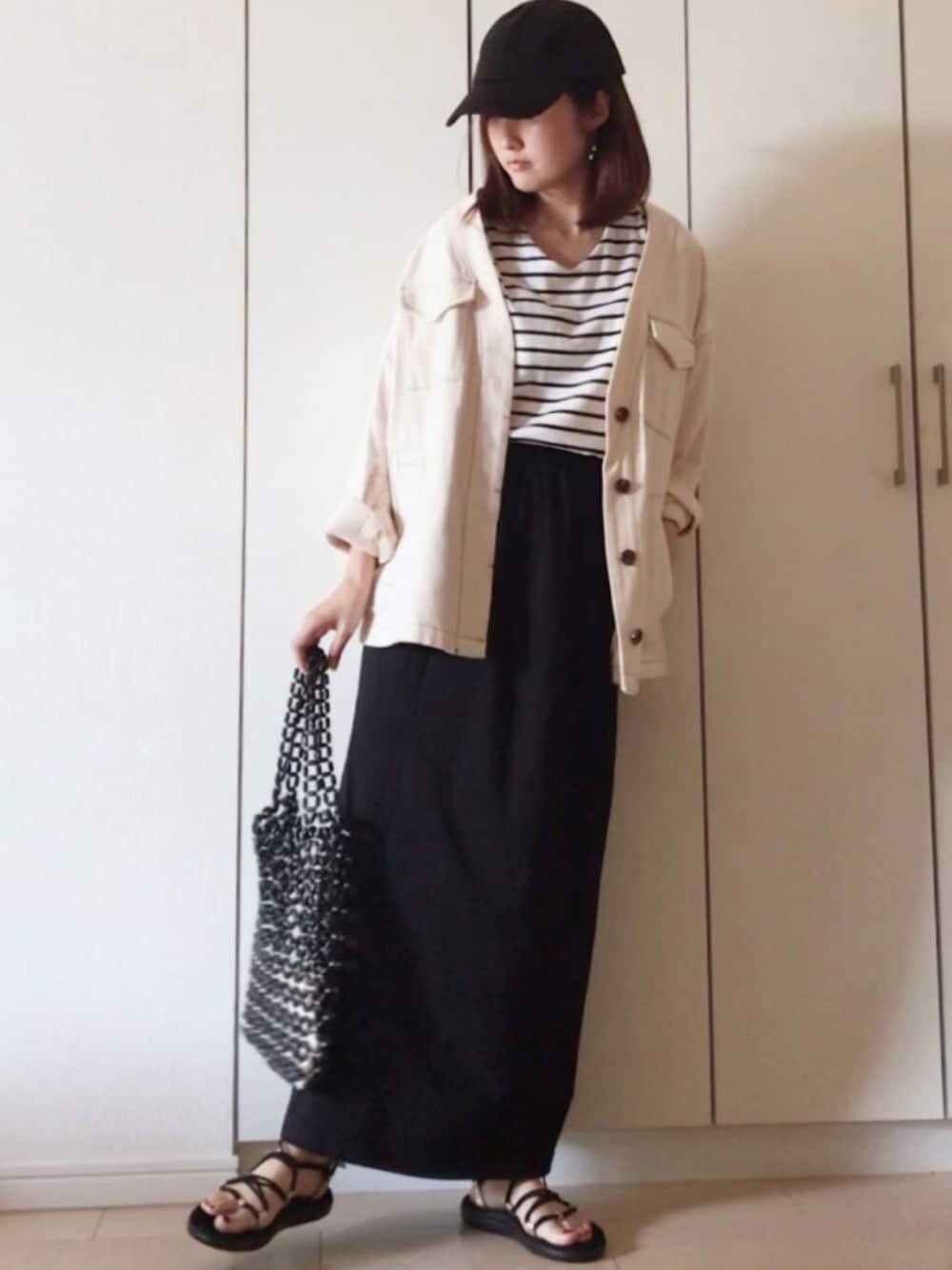 「ミリタリージャケット、ボーダートップス、Vネック、chacocloset、タイトスカート、LIPSTAR、teva、キャップ、ビーズバッグ、モノトーン」｜「COLLAGE GALLARDAGALANTEの【WEB限定】サファリ風ノーカラージャケット【S COLLAGE】（ミリタリージャケット、ホワイト系）」を使った、NAnaさん（レディース・158cm）の夏コーディネートの1枚目の写真