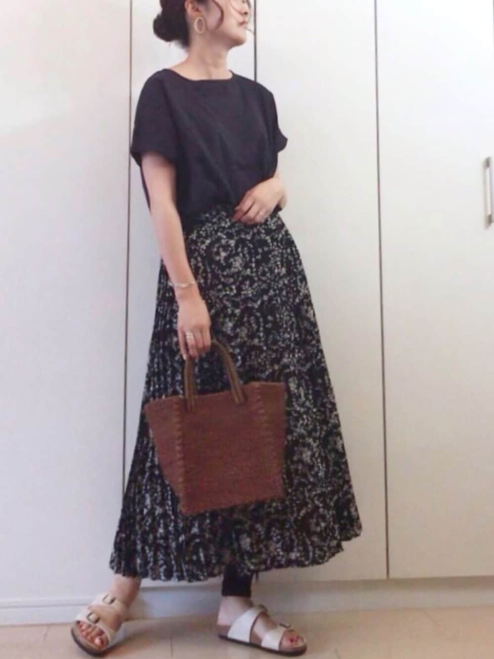 「オトナカジュアル、プリーツスカート、花柄スカート、chacocloset、かごバッグ、birkenstock、ビルケンシュトック、ママファッション、プチプラ、雨の日コーデ」｜「URBAN RESEARCH DOORSのスペインコットンワイドプルオーバー（Tシャツ/カットソー、ブルー系）」を使った、NAnaさん（レディース・158cm）の夏コーディネートの1枚目の写真